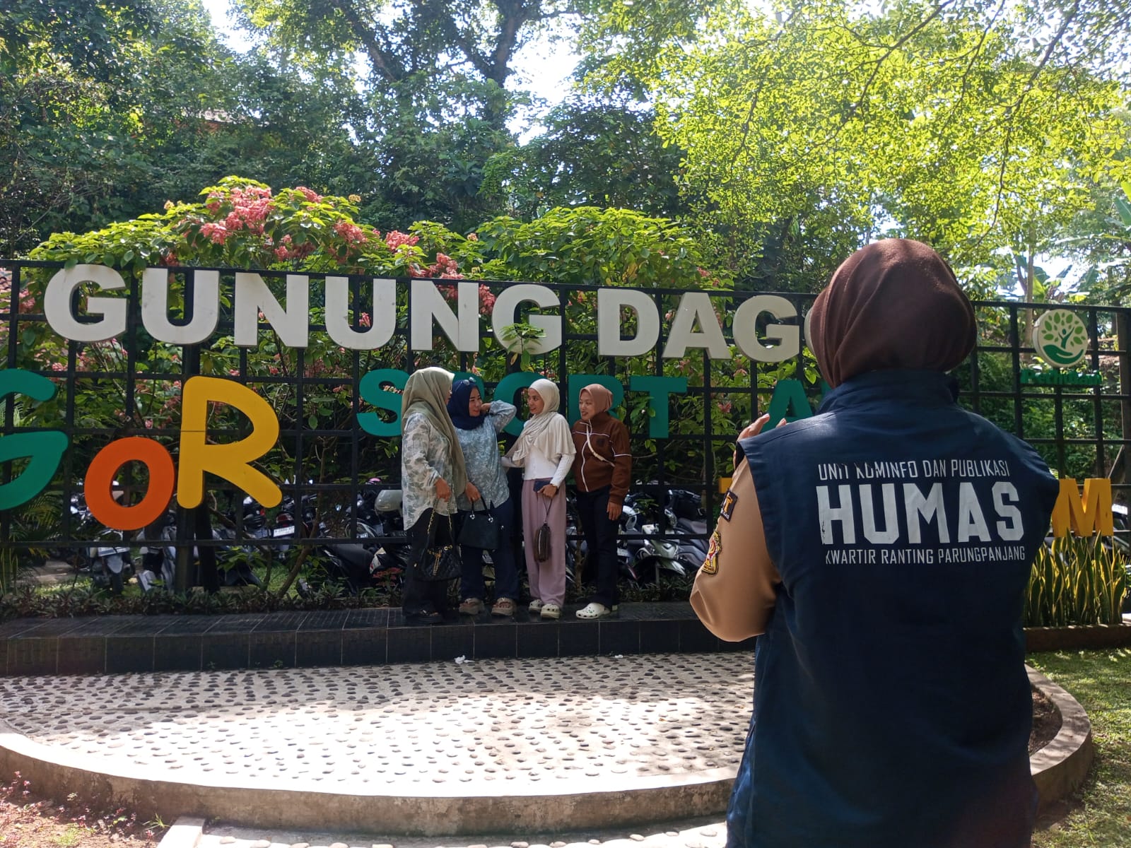 WARTA PANDU PARUNGPANJANG BUAT KENANGAN MANIS BAGI PENGUNJUNG WISATA ALAM GUNUNG DAGO DALAM KARYA BAKTI LEBARAN