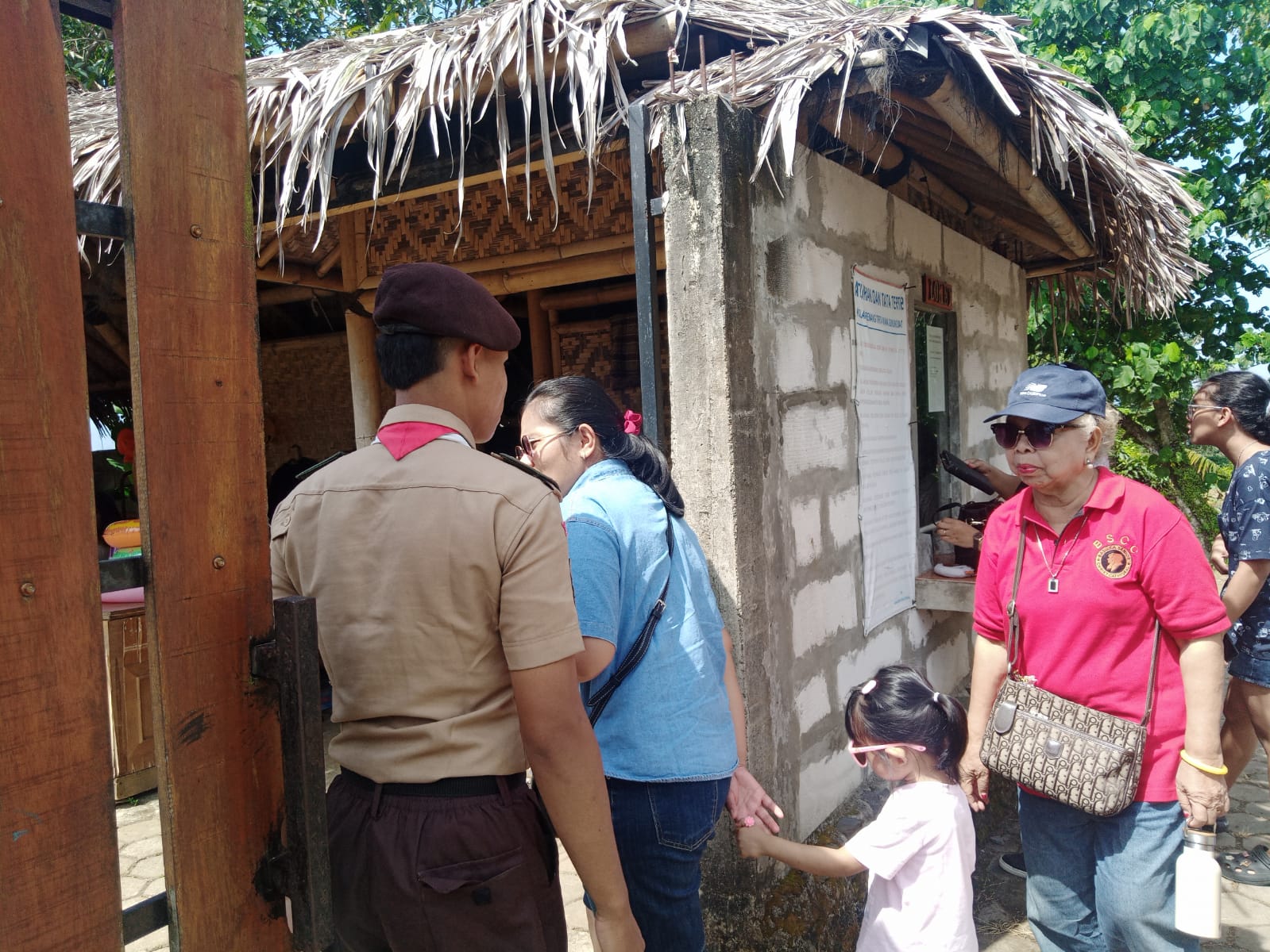 Pramuka Saka Wira Kartika Tunjukkan Pelayanan Ramah di Gunung Dago pada Karya Bakti Lebaran 2026