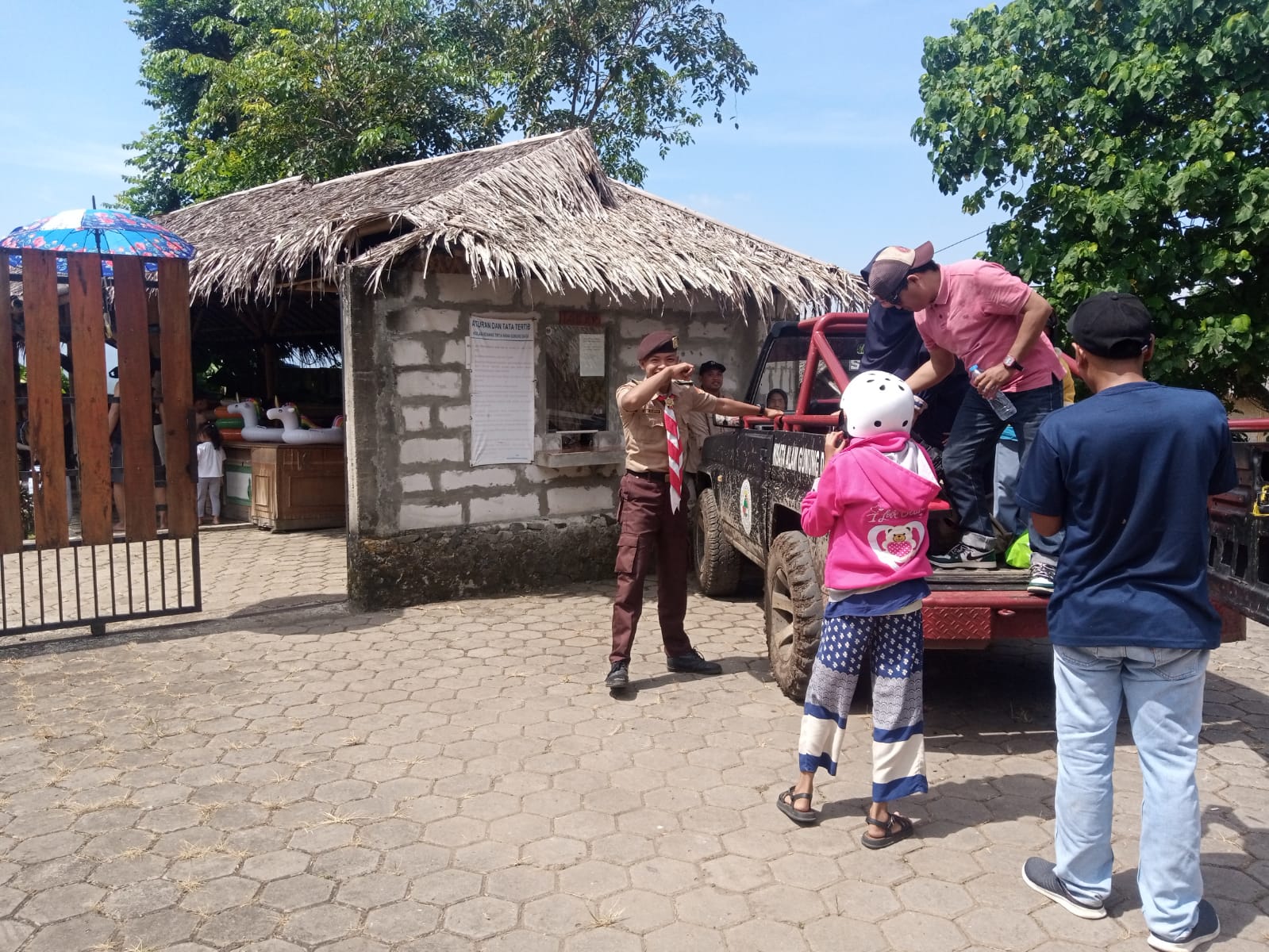 Sigap! Pramuka Saka Wira Kartika Bantu Pengunjung Turun dari Mobil Jeep di Gunung Dago