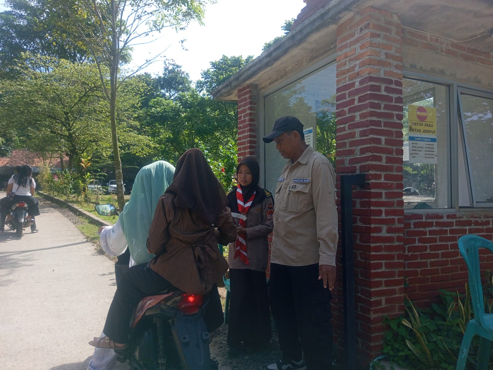 Tetap Sigap di Pos Terdepan: Semangat Anggota Pramuka Putri Jaga Loket Parkir di Hari Kelima KBL 2026