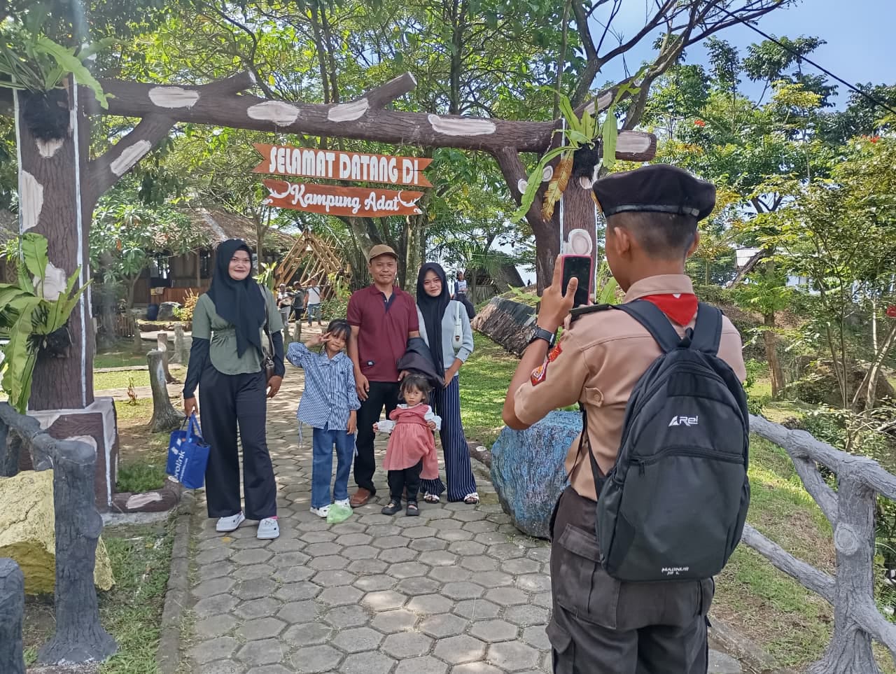Warta Pandu Parungpanjang Abadikan Momen Keluarga di Kampung Adat Gunung Dago saat Lebaran 2026