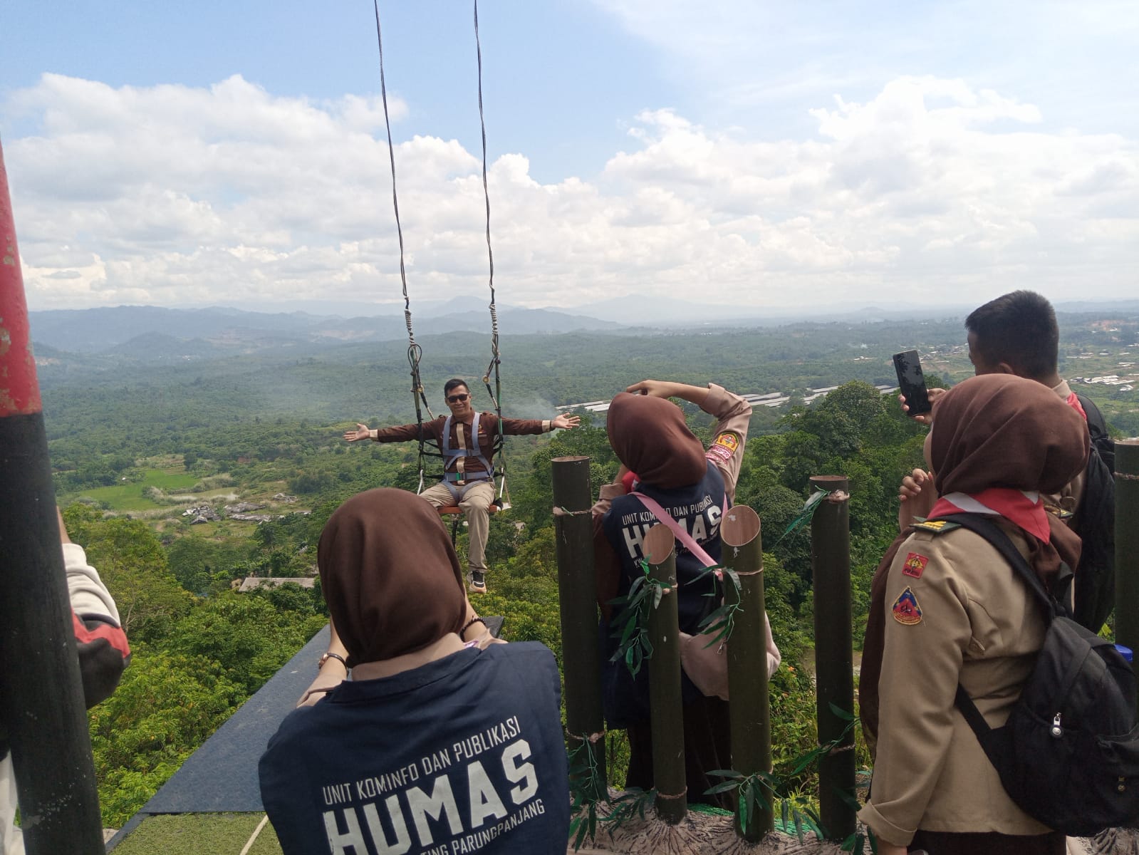 Uji Wahana Ayunan Langit, Warta Pandu Parungpanjang Pastikan Keamanan Wisatawan di Gunung Dago