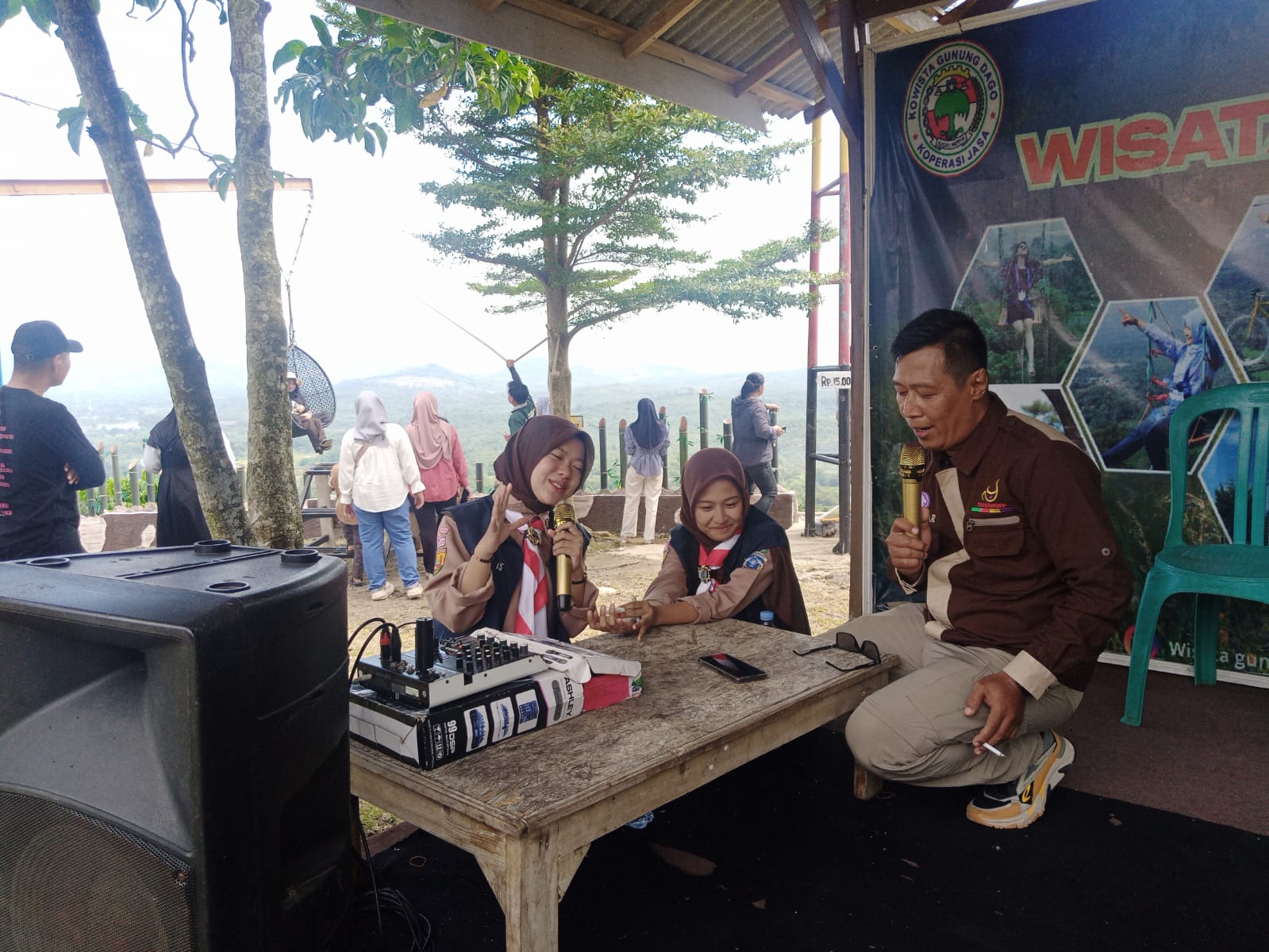 Hangatkan Suasana Lebaran, Warta Pandu Parungpanjang Gelar Momen Kebersamaan Lewat Nyanyian di Gunung Dago