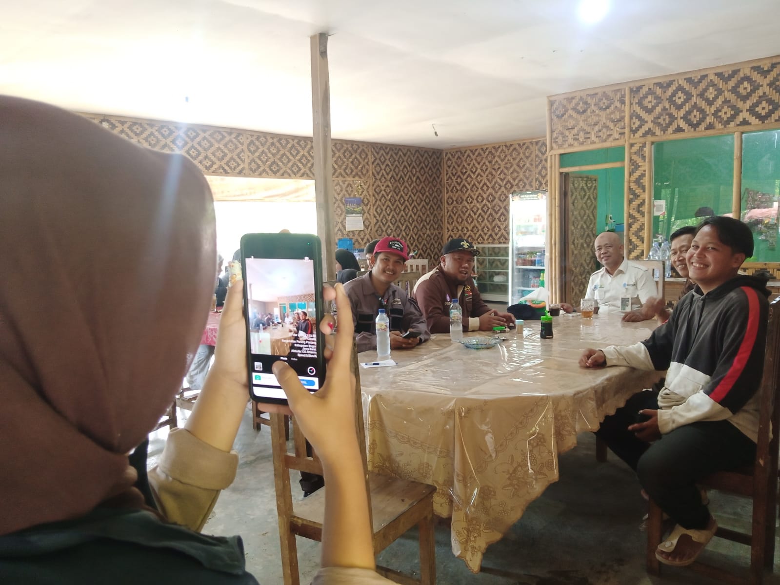 Abadikan Kebersamaan, Warta Pandu Dokumentasikan Momen Pengurus Kwarran Parungpanjang di Wisata Alam Gunung Dago