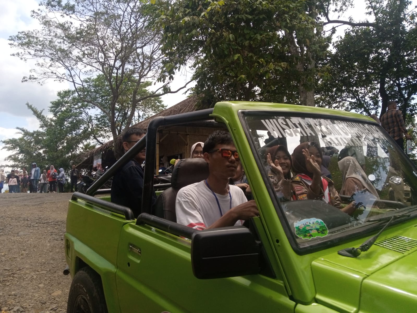 Hangatnya Kebersamaan, Pramuka Dampingi Pengunjung Nikmati Wisata Jeep di Gunung Dago