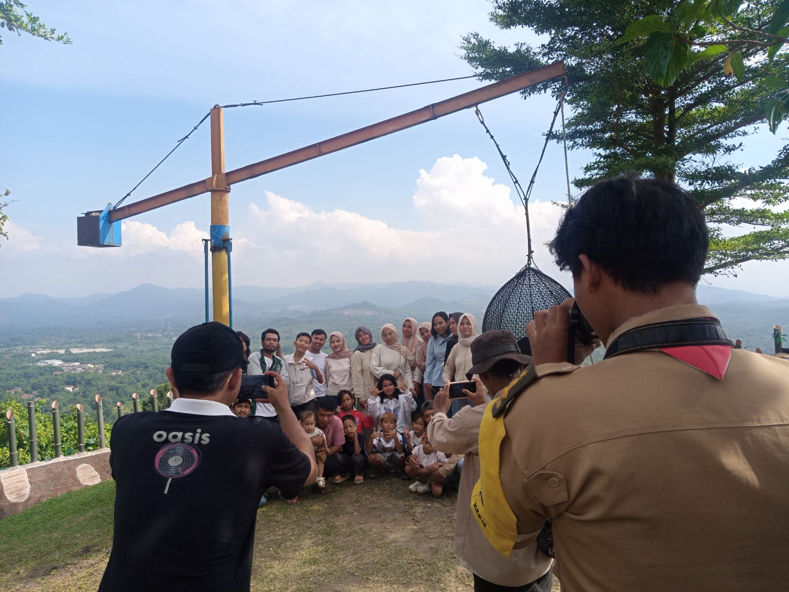 Aksi Pramuka Dokumentasikan Momen Kebersamaan Keluarga Besar di Wisata Alam Gunung Dago