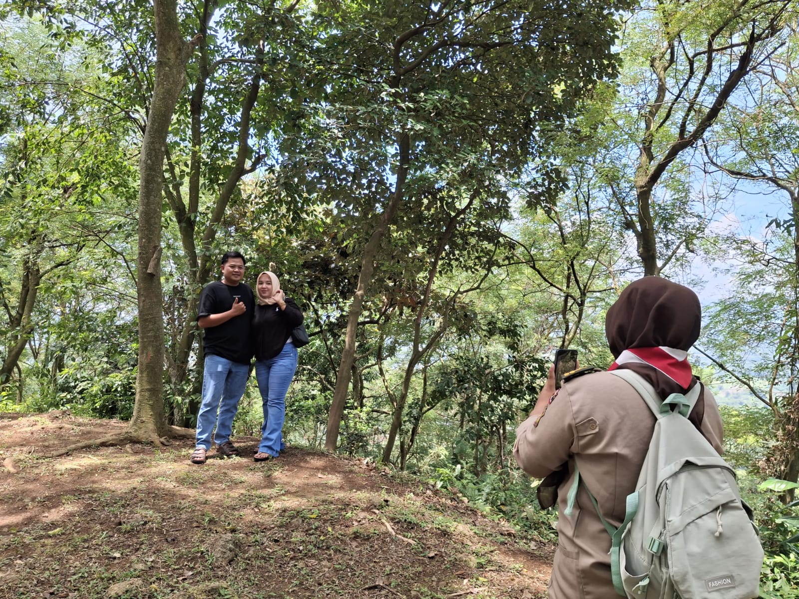 Lensa Kepedulian di Puncak Menara: Warta Pandu Parungpanjang Bantu Wisatawan Abadikan Momen Lebaran
