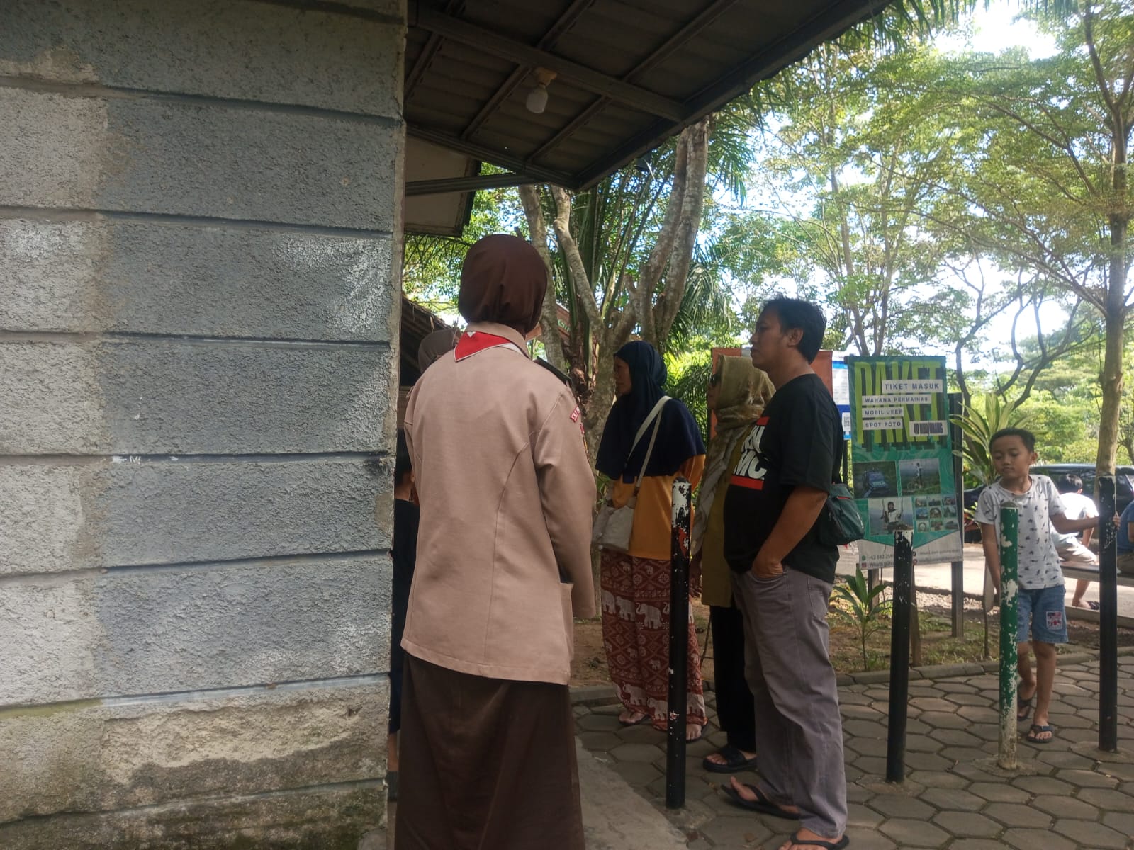 Multitugas Penuh Dedikasi, Kak Nadya Dwi Optimalkan Layanan Pengunjung di Gunung Dago