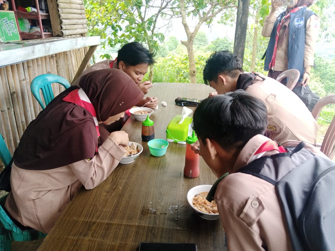 Hangat di Tengah Tugas, Pramuka Parungpanjang Bangun Kebersamaan Lewat Makan Bersama di Wisata Alam Gunung Dago