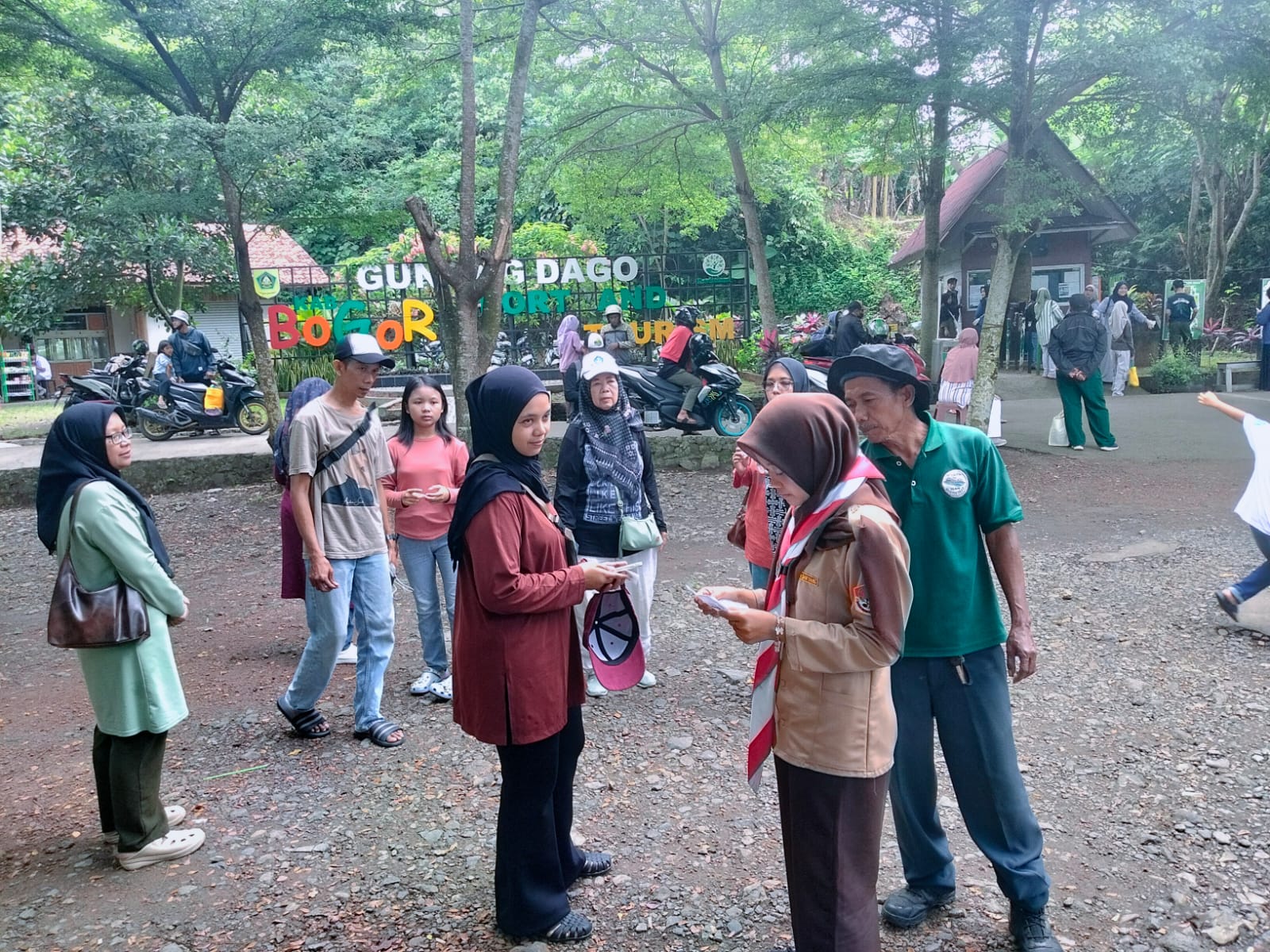 Pramuka Parungpanjang Periksa Tiket Jeep Wisata Gunung Dago, Pastikan Ketertiban Pengunjung