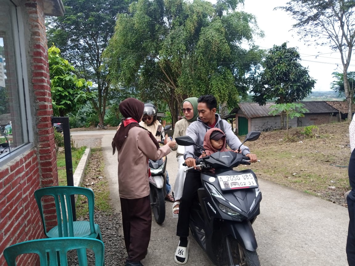 Pramuka Bagikan Tiket Parkir di Gunung Dago, Dukung Ketertiban Wisata Lebaran