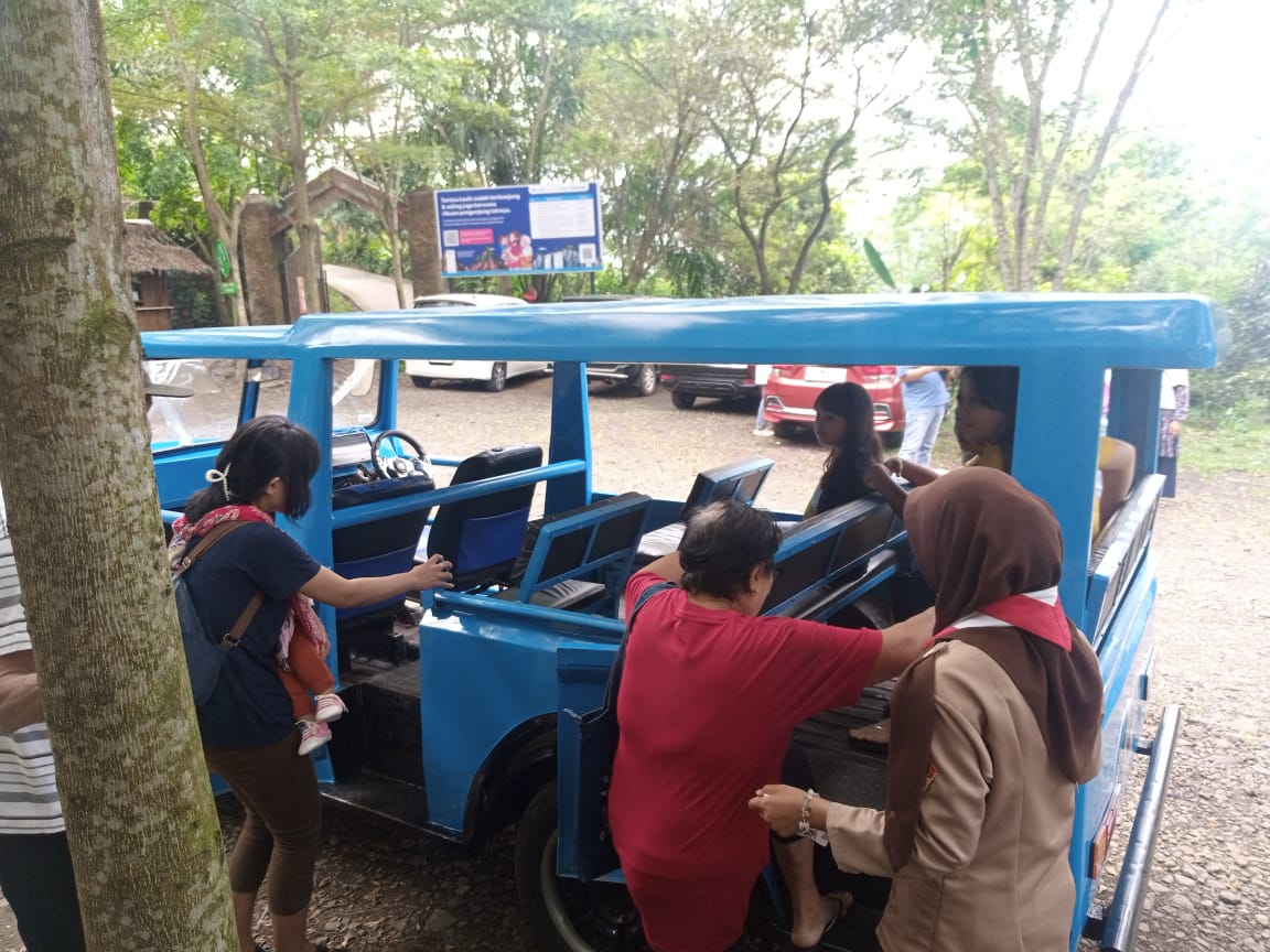 Pramuka Parungpanjang Bantu Wisatawan Naik Jeep di Gunung Dago