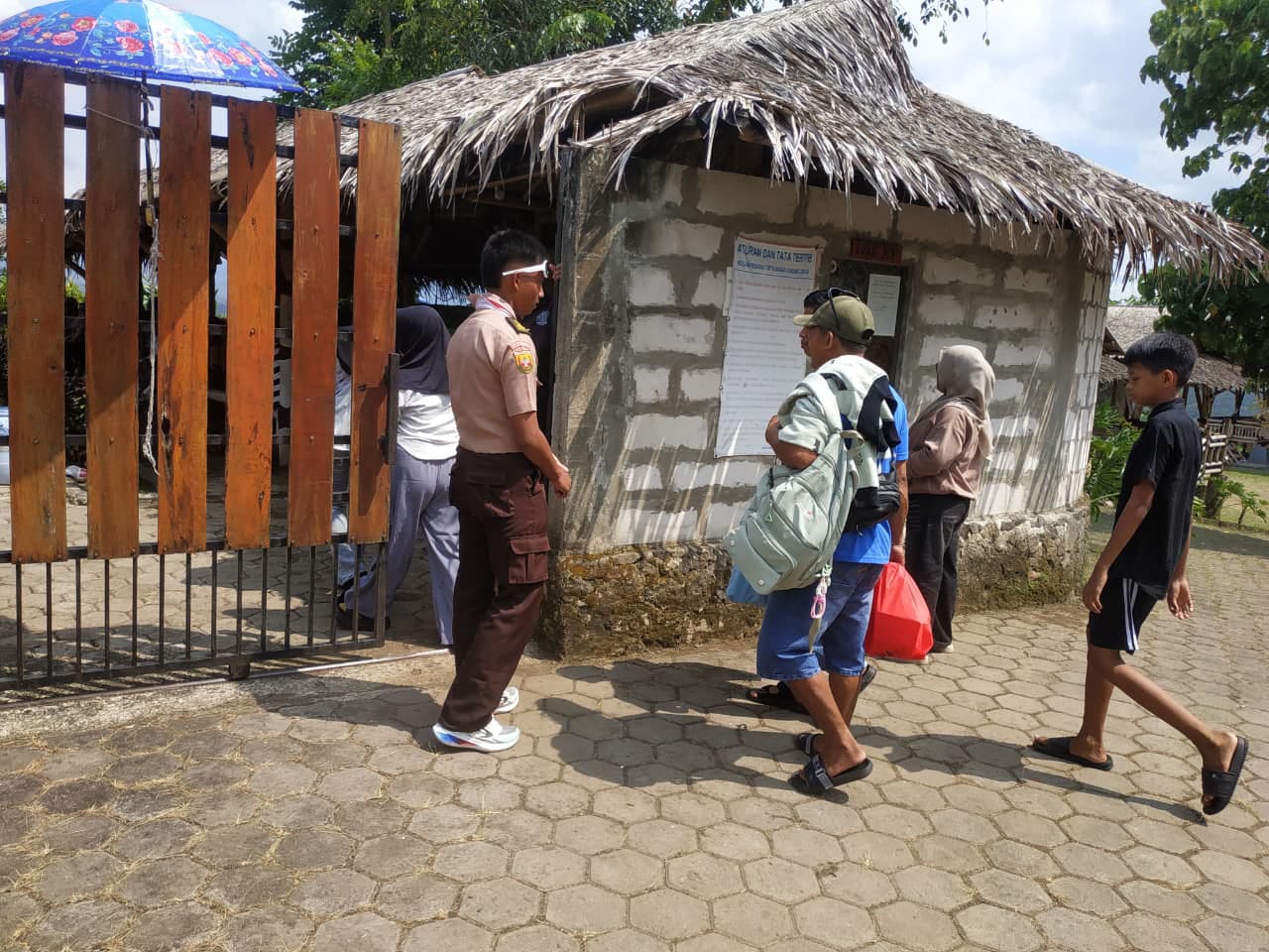 Sapa Hangat di Gerbang Kolam Renang, Pramuka Wira Kartika Sambut Pengunjung Gunung Dago