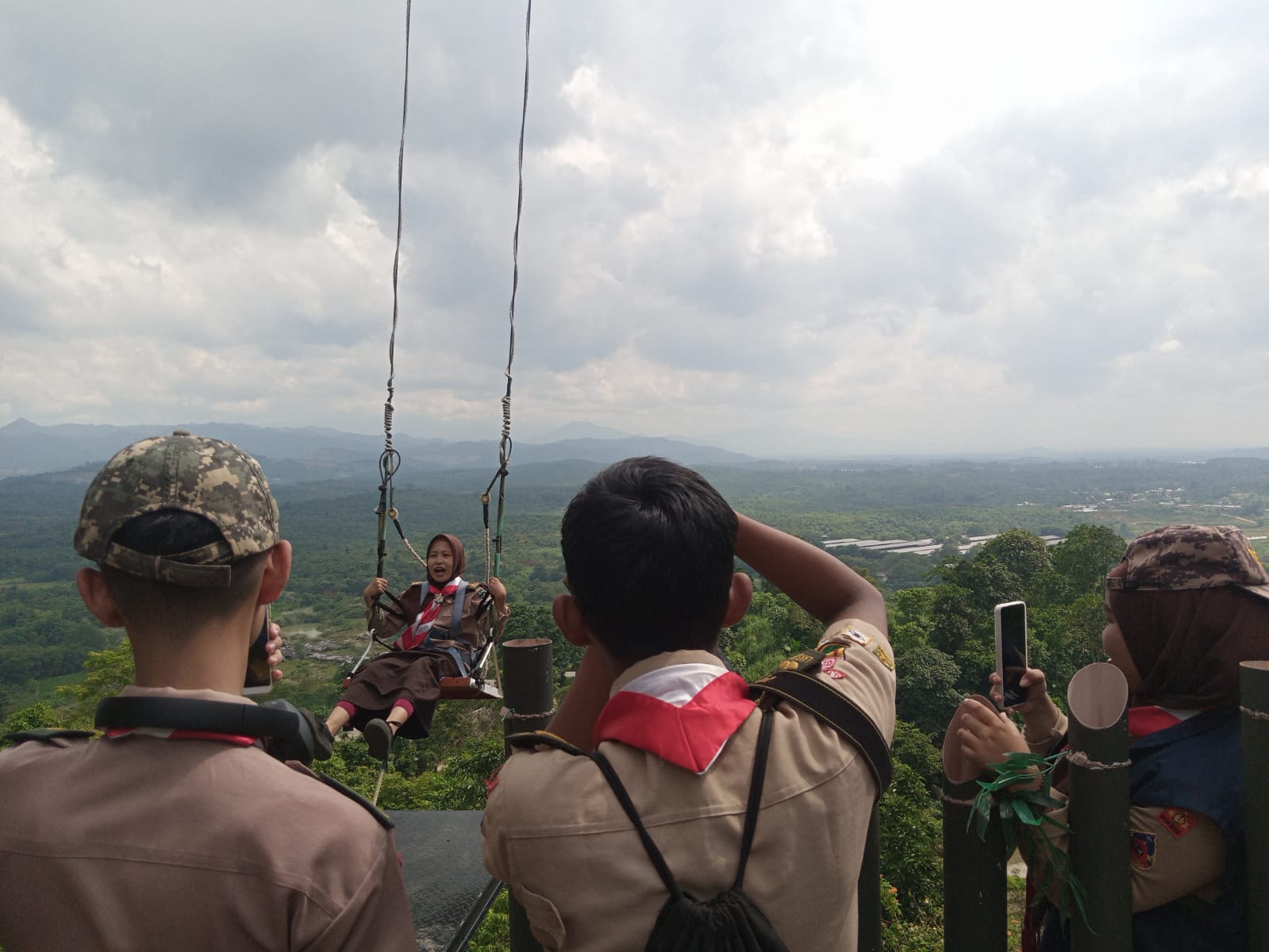 Ayunan Langit Gunung Dago, Pramuka Abadikan Momen dari Ketinggian