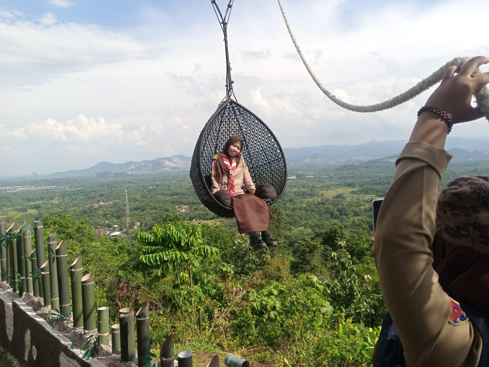 Pramuka Parungpanjang Eksplorasi Wahana Sangkar Burung Raksasa di Gunung Dago