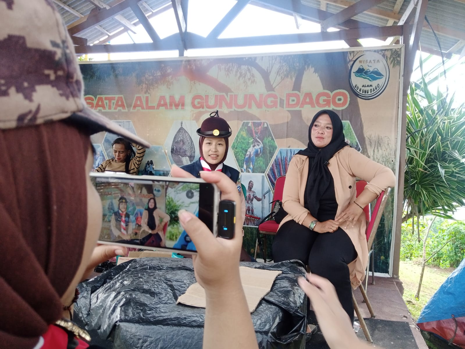 Suara Hiburan di Tengah Libur Lebaran, Warta Pandu Wawancarai Penyanyi di Wisata Alam Gunung Dago