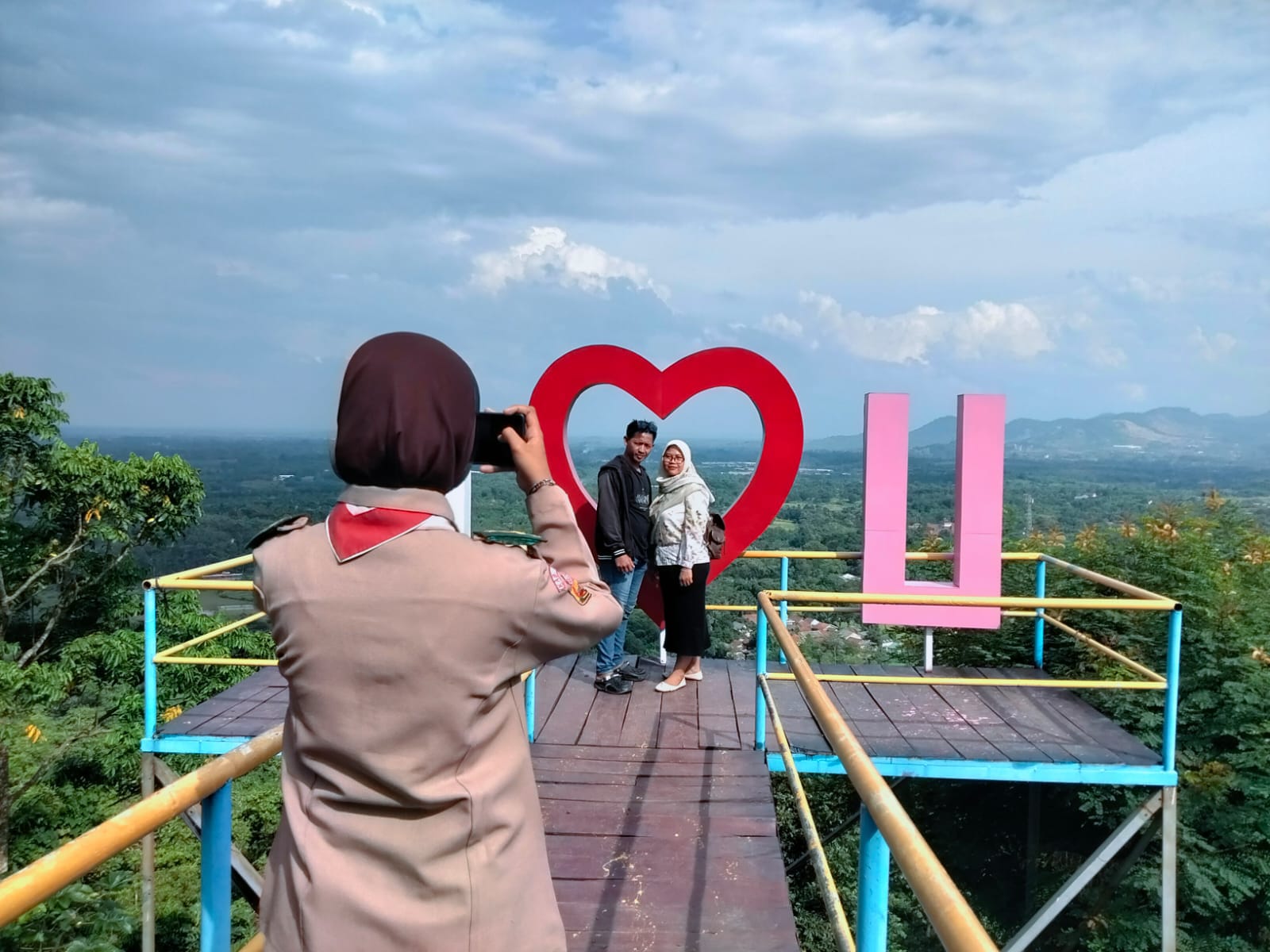 Pramuka Parungpanjang Bantu Wisatawan Abadikan Momen Liburan di Gunung Dago