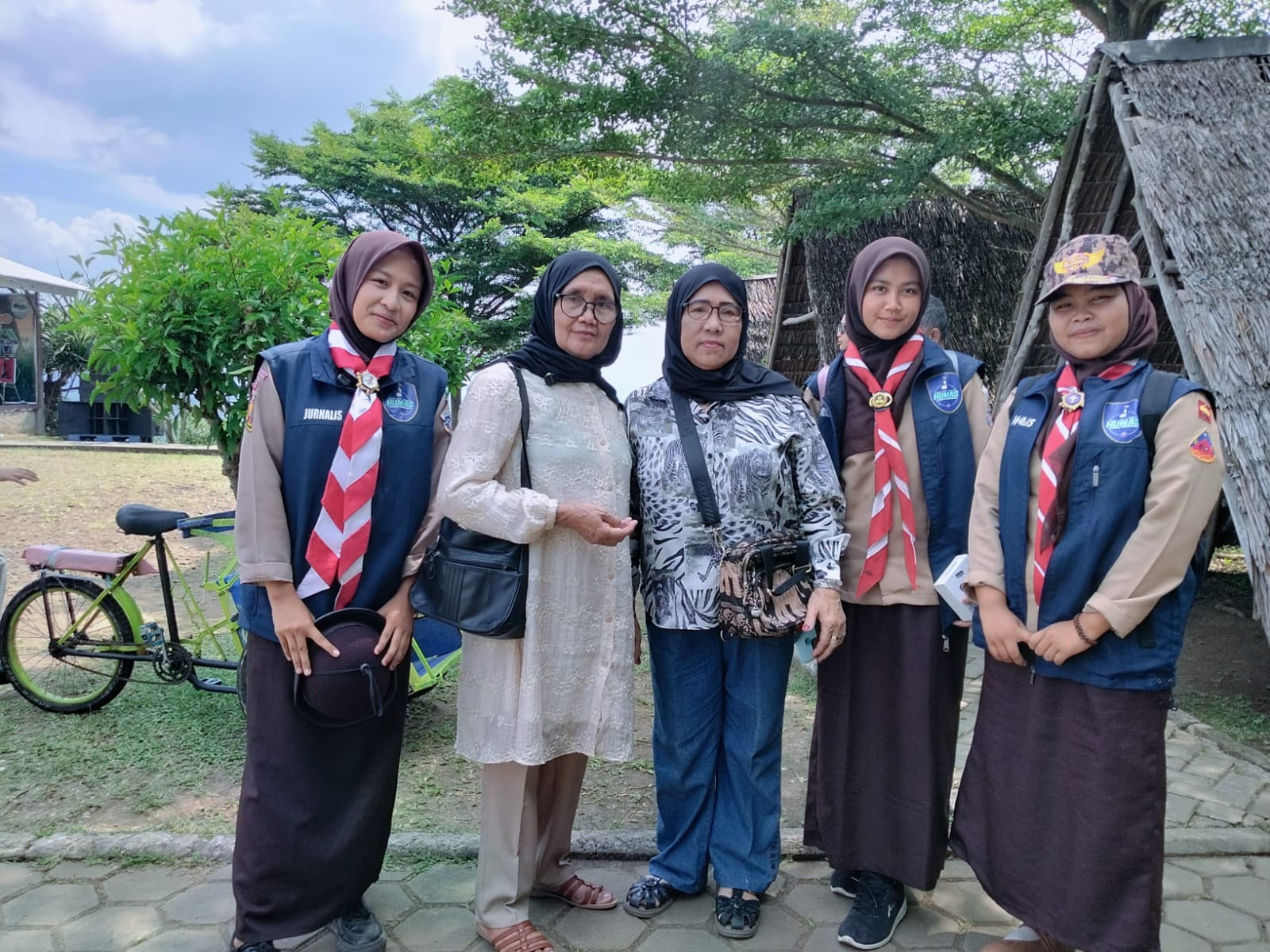 Warta Pandu Parungpanjang Abadikan Momen Kebersamaan Usai Wawancara Pengunjung di Wisata Alam Gunung Dago