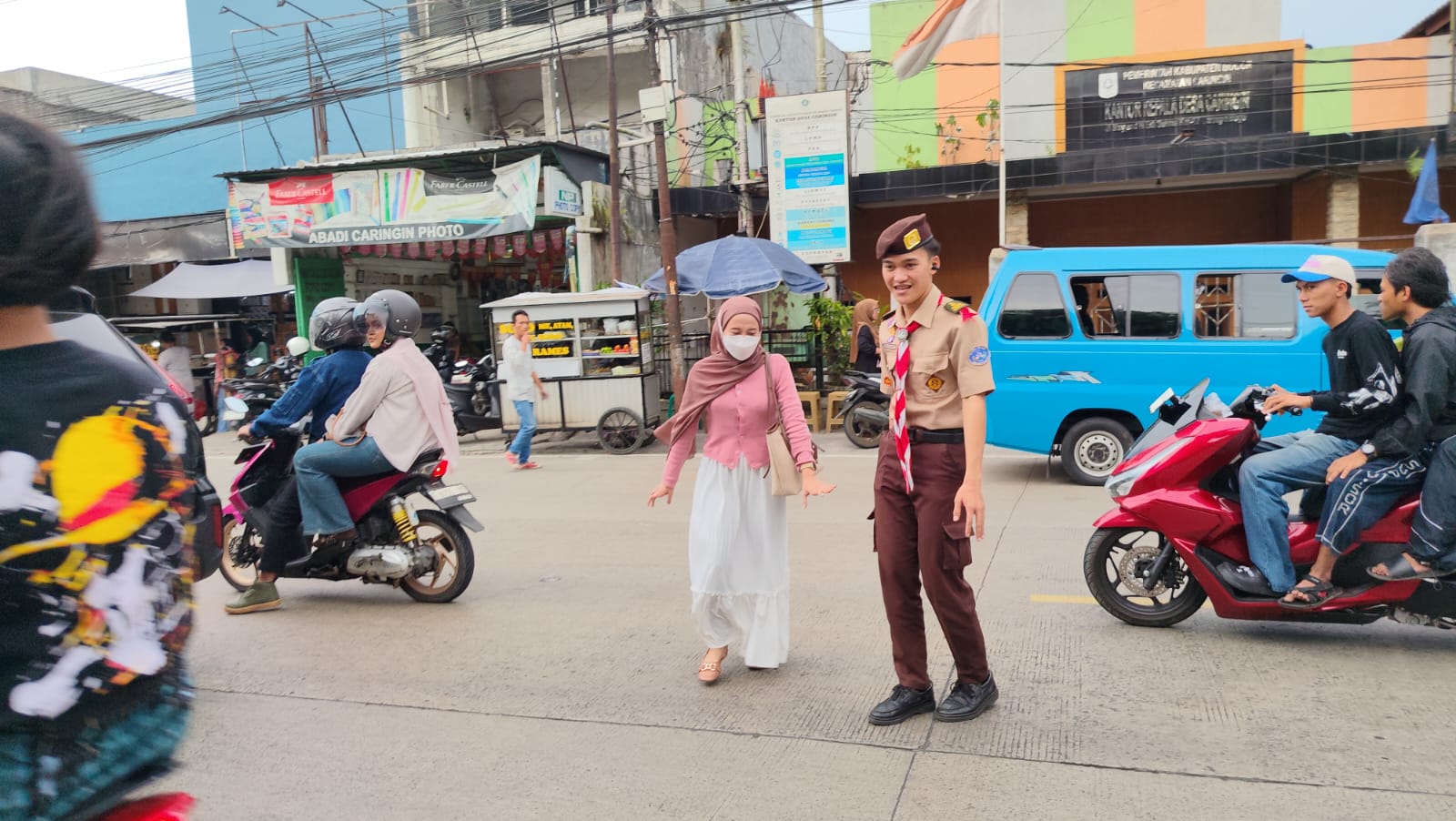 Seragam Cokelat Hadirkan Rasa Aman, Pramuka Caringin Tertibkan Lalu Lintas Pasar di Sore Hari