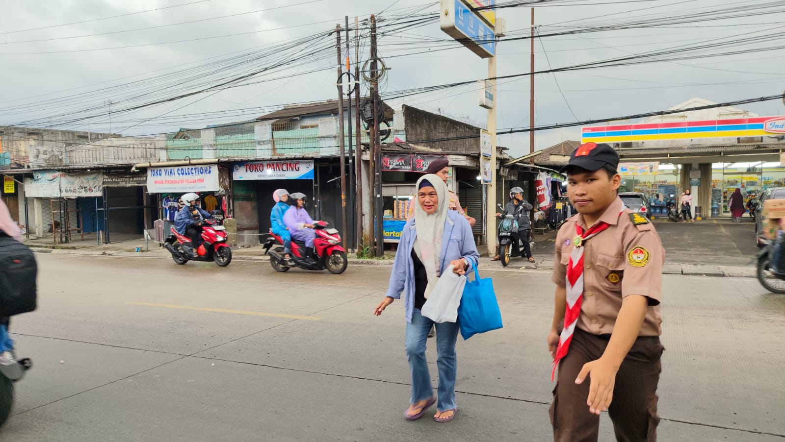 19 Anggota Pramuka Turun di Simpang Pasar Caringin, Sore Hari Fokus Amankan Penyeberangan Warga