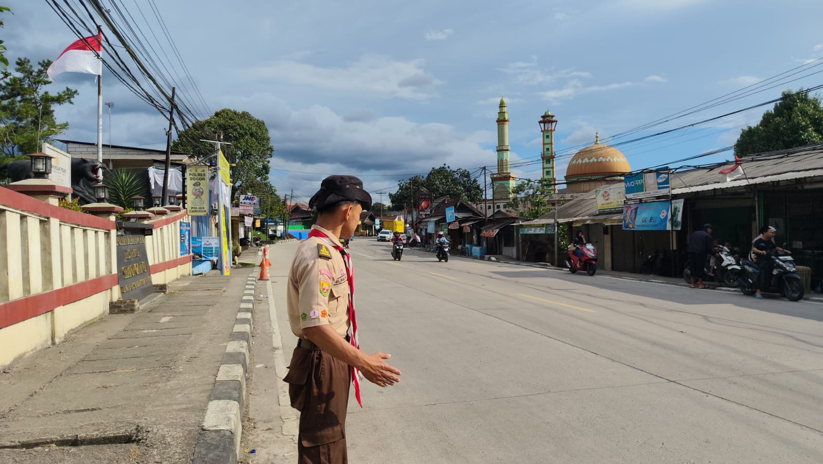 Tak Surut Semangat, Pramuka Caringin Tetap Siaga Pantau Arus Lalin Pasar Caringin
