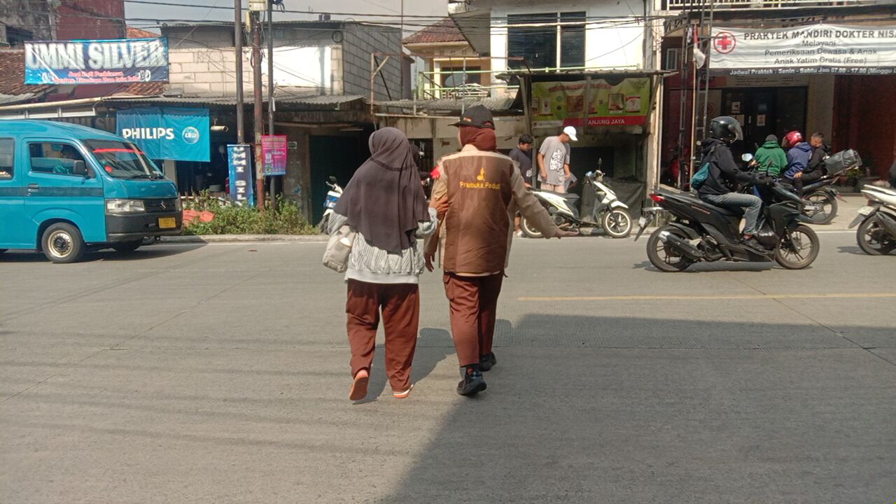 Pramuka Penegak Kwarran Caringin Sigap Bantu Penyeberangan, Utamakan Keselamatan di Simpang Pasar
