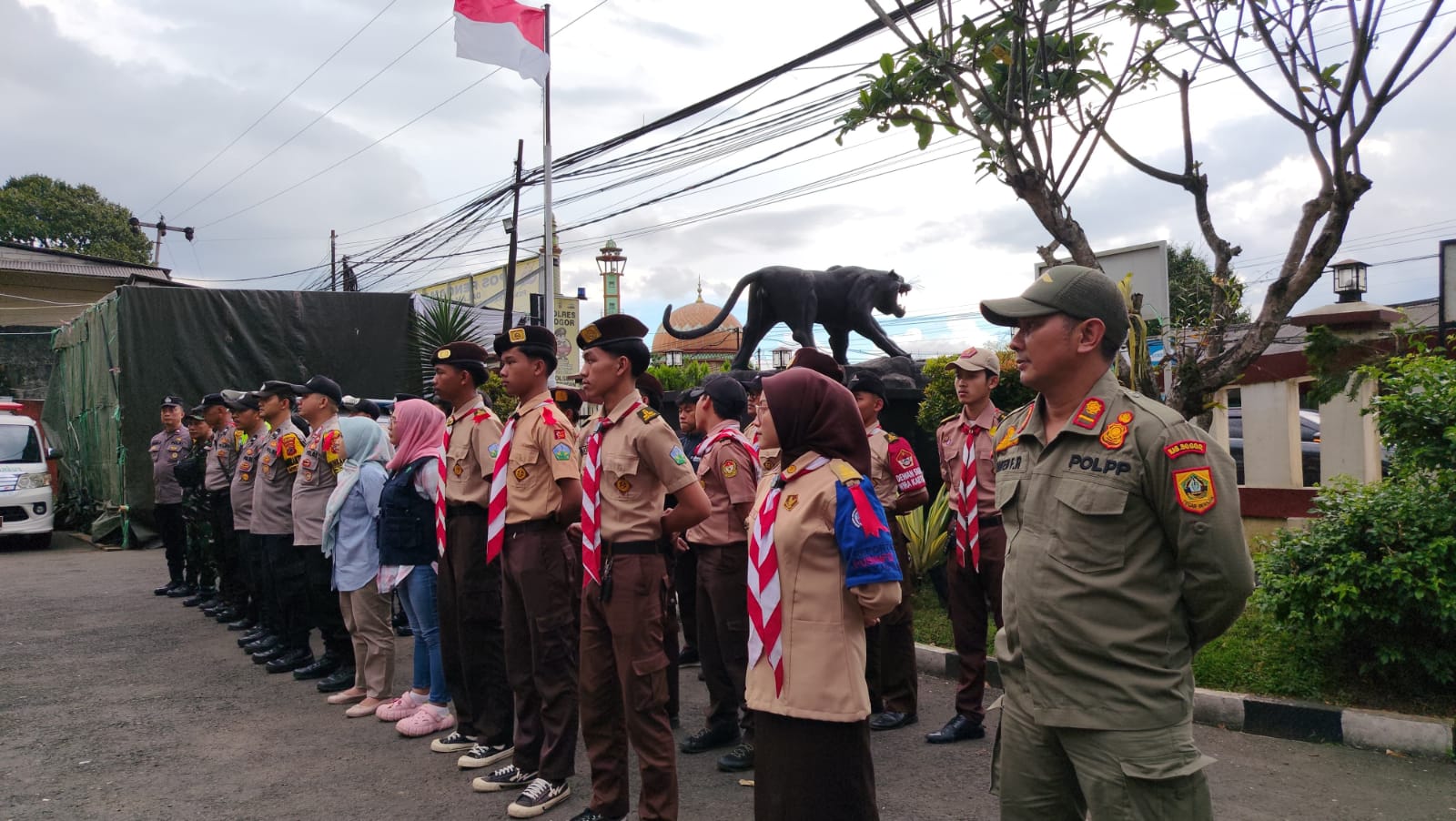 Jelang Malam Takbiran, 28 Pramuka Ikuti Apel Sore Bersama Kapolsek Caringin untuk Pengamanan Arus Lalu Lintas