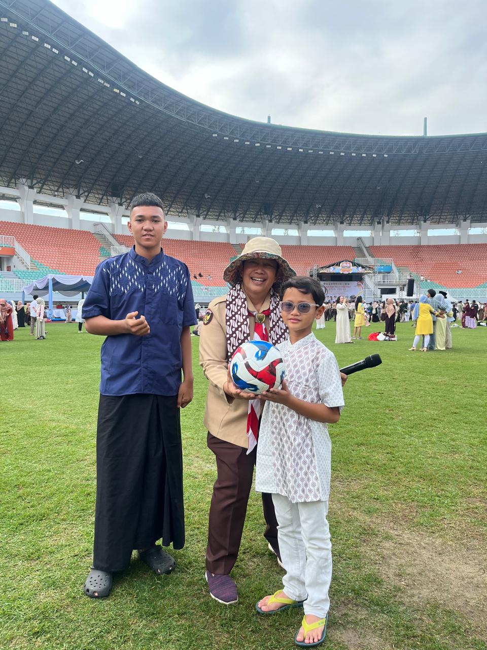 USAI SHALAT IDUL FITRI, KADISPORA BAGIKAN BOLA SEPAK UNTUK ANAK-ANAK DI PAKANSARI