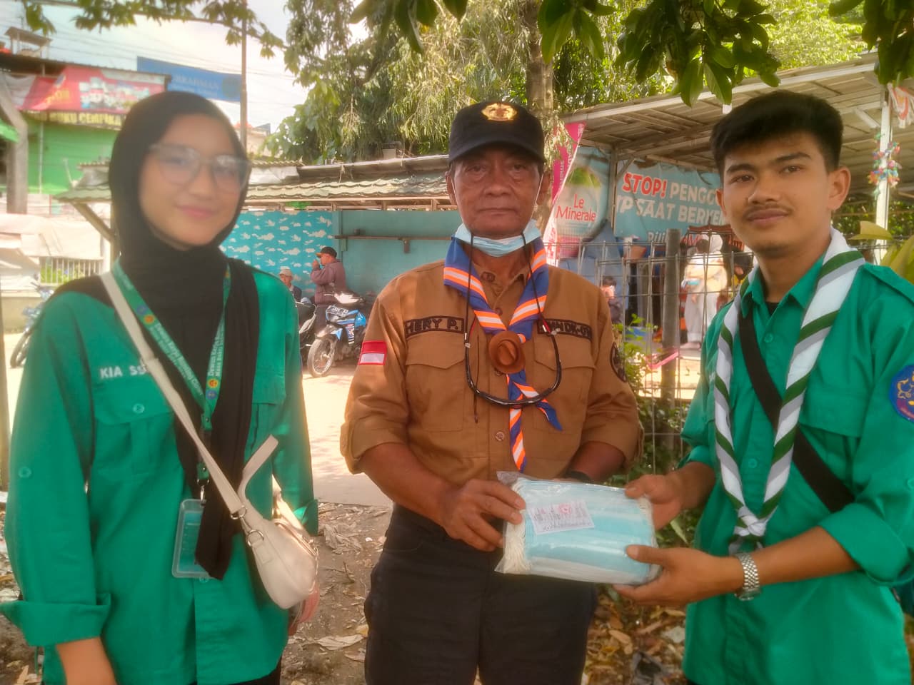 PRAMUKA PEDULI KWARCAB KABUPATEN BOGOR SALURKAN BANTUAN MASKER UNTUK PETUGAS KBL DI POS GADOG CIAWI