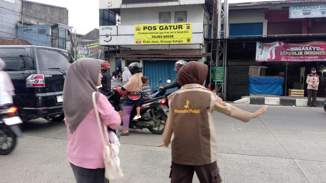 Libur Lebaran, Pramuka Caringin Tetap Siaga Atur Lalu Lintas di Simpang Pasar Caringin