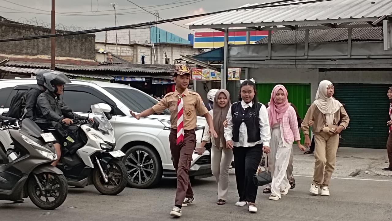 Sore Ramai di Pasar Caringin, Pramuka Sigap Bantu Penyeberangan Warga