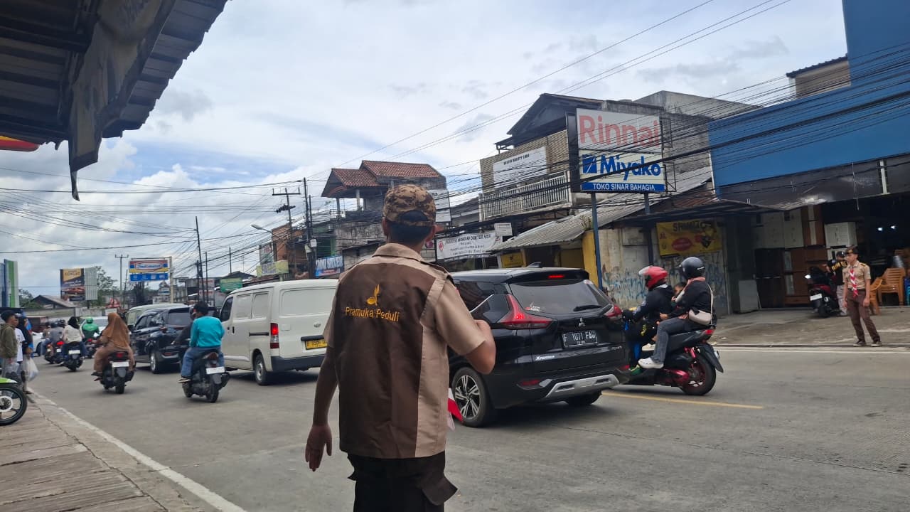 Pramuka Caringin Siaga di Tengah Arus Balik Mudik, 20 Personel Amankan Simpang Pasar Caringin