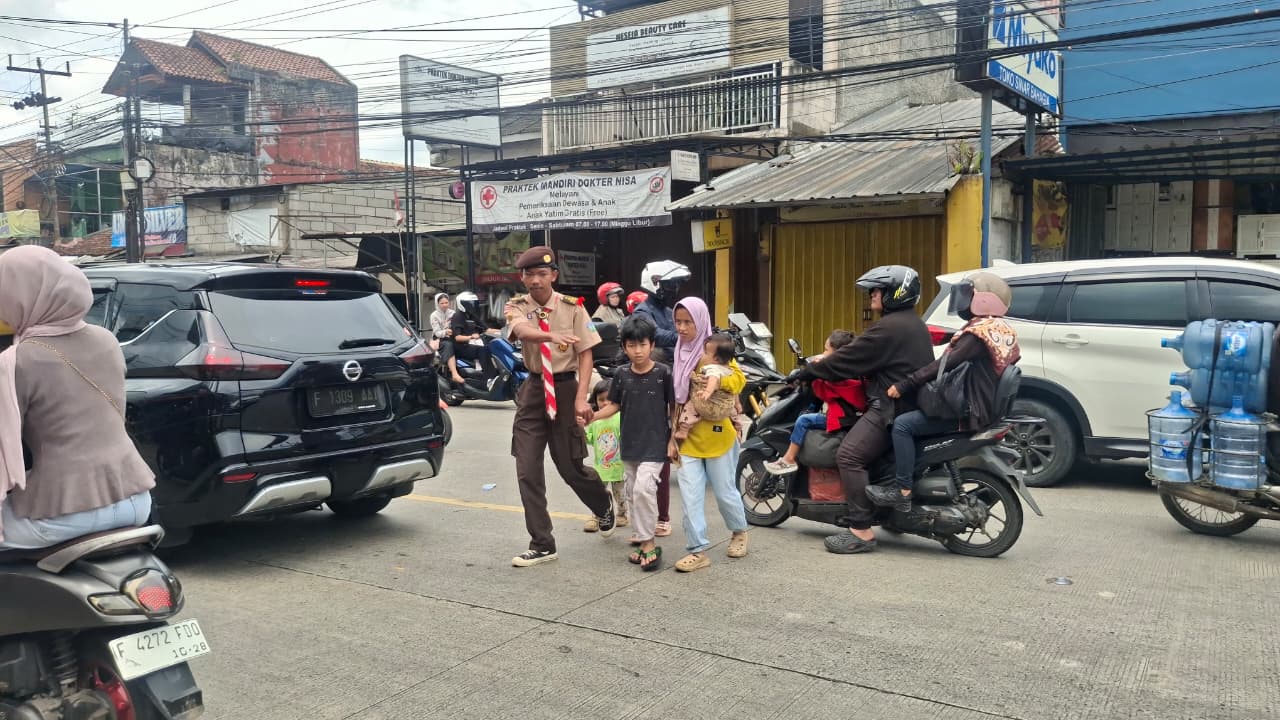 Cuaca Mendung Tak Surutkan Semangat, Pramuka Caringin Tetap Siaga Hadapi Arus Balik Mudik