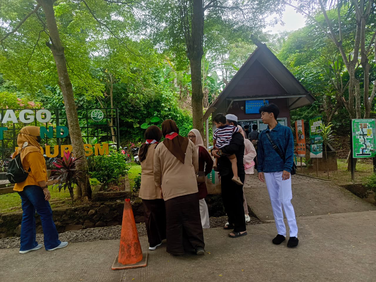 Pramuka Parungpanjang Tingkatkan Pelayanan Pengunjung di Wisata Alam Gunung Dago pada Karya Bakti Lebaran 2026