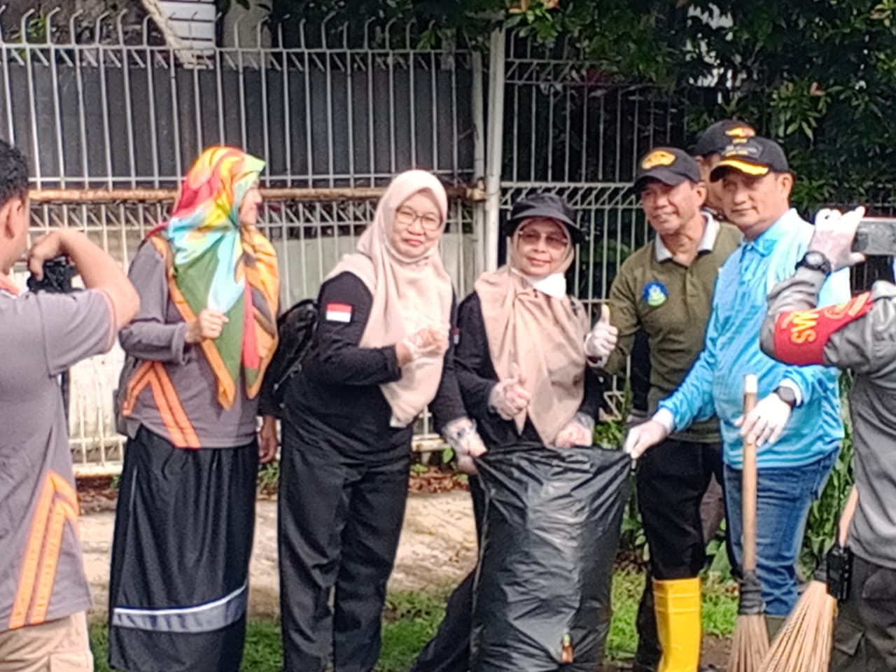 PRAMUKA KWARRAN CIBINONG BERSAMA FORKOPIMCAM GELAR BAKTI SOSIAL BERSIH LINGKUNGAN DI LINGKAR LIPI/BRIN
