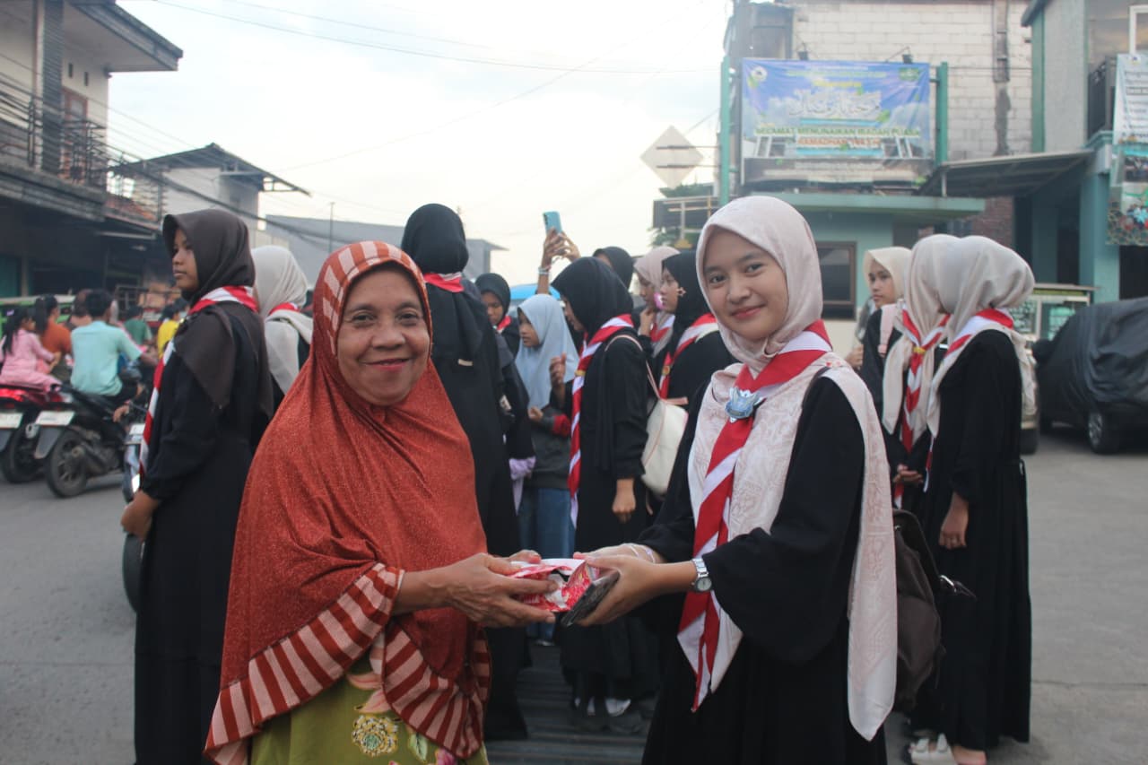 Gerakan Pramuka MTs Al-Hidayah Tajur Tebar Kepedulian, Bagikan Takjil di Bulan Penuh Berkah