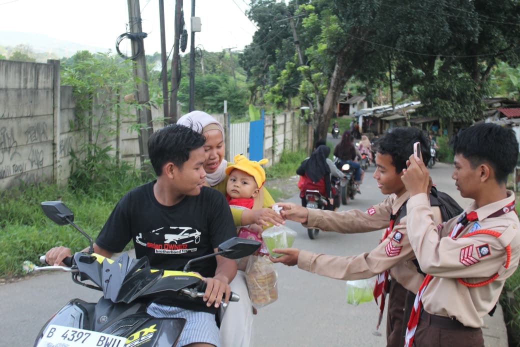 Aksi Nyata Generasi Muda, Pramuka dan OSIS SMPN 2 Citeureup Berbagi Takjil di Bulan Ramadhan