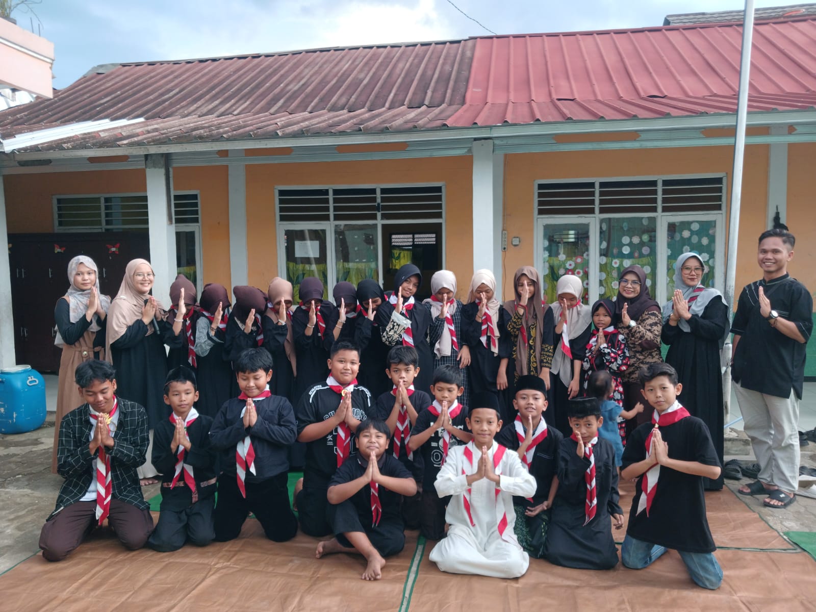 BERLIAN Ramadhan, Anggota Pramuka MIS Islamiyah Leuwinutug Tebar Kebaikan dan Kepedulian