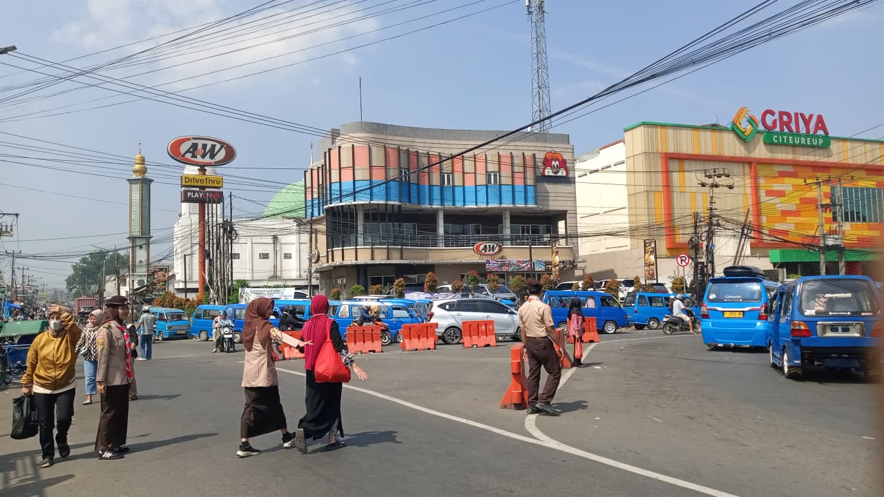 Hari Pertama PAM Lalin, Pramuka Kwarran Citeureup Tunjukkan Aksi Nyata di Lapangan
