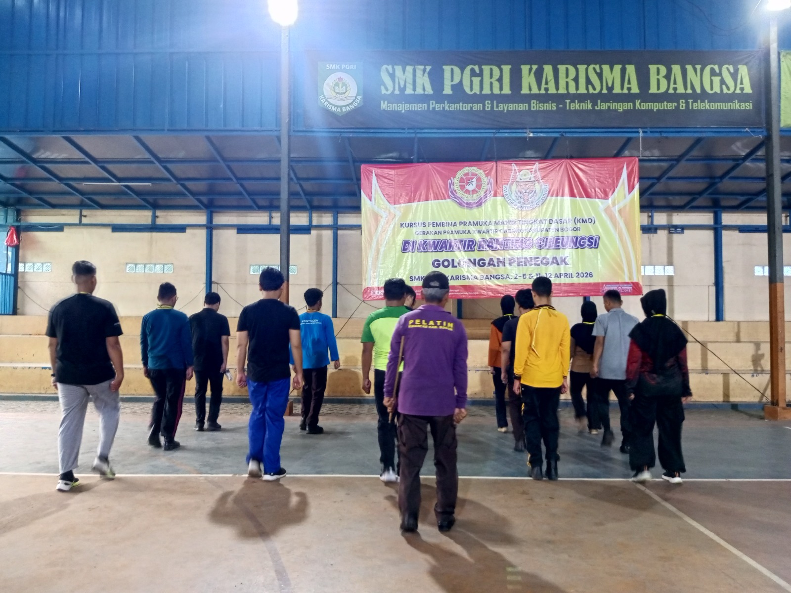 Peserta KMD Golongan Penegak Kwarran Cileungsi Ikuti Materi Baris Berbaris Bersama Pelatih