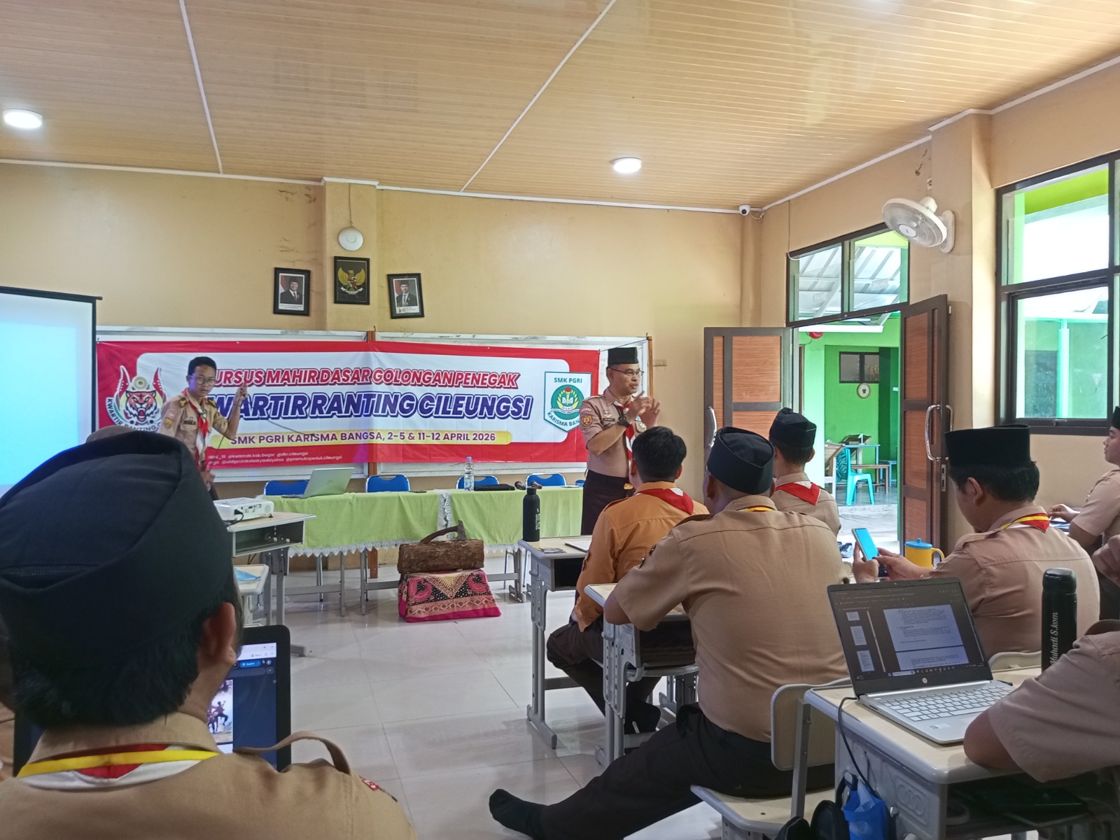 Kak Adi Harja Berikan Materi Ragam Keterampilan Pramuka Penegak pada Peserta KMD Kwarran Cileungsi