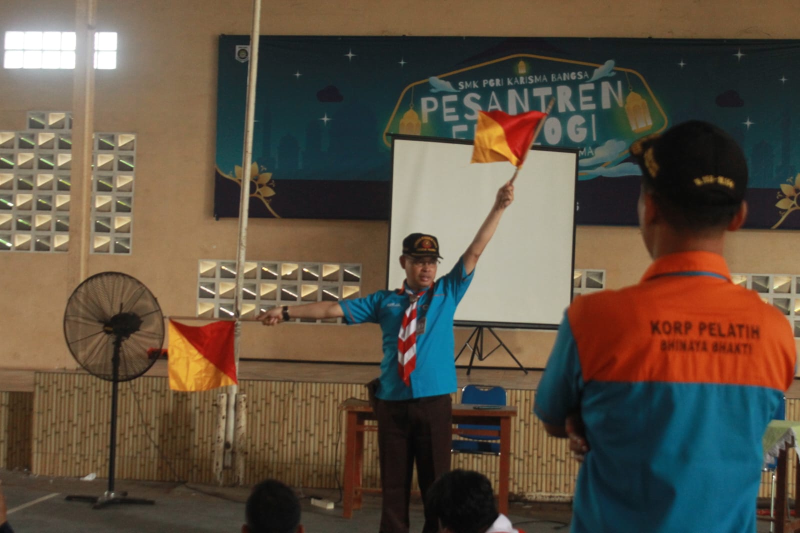 Serunya Belajar Sandi Semaphore, Keterampilan Komunikasi Pramuka di KMD 2026