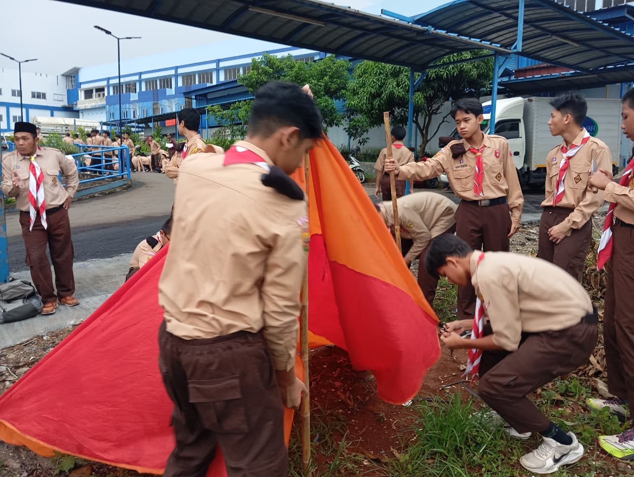 Tangguh di Alam Bebas: Dewan Penggalang dan Penegak Al Wafi Islamic Boarding School Kuasai Teknik Bivak