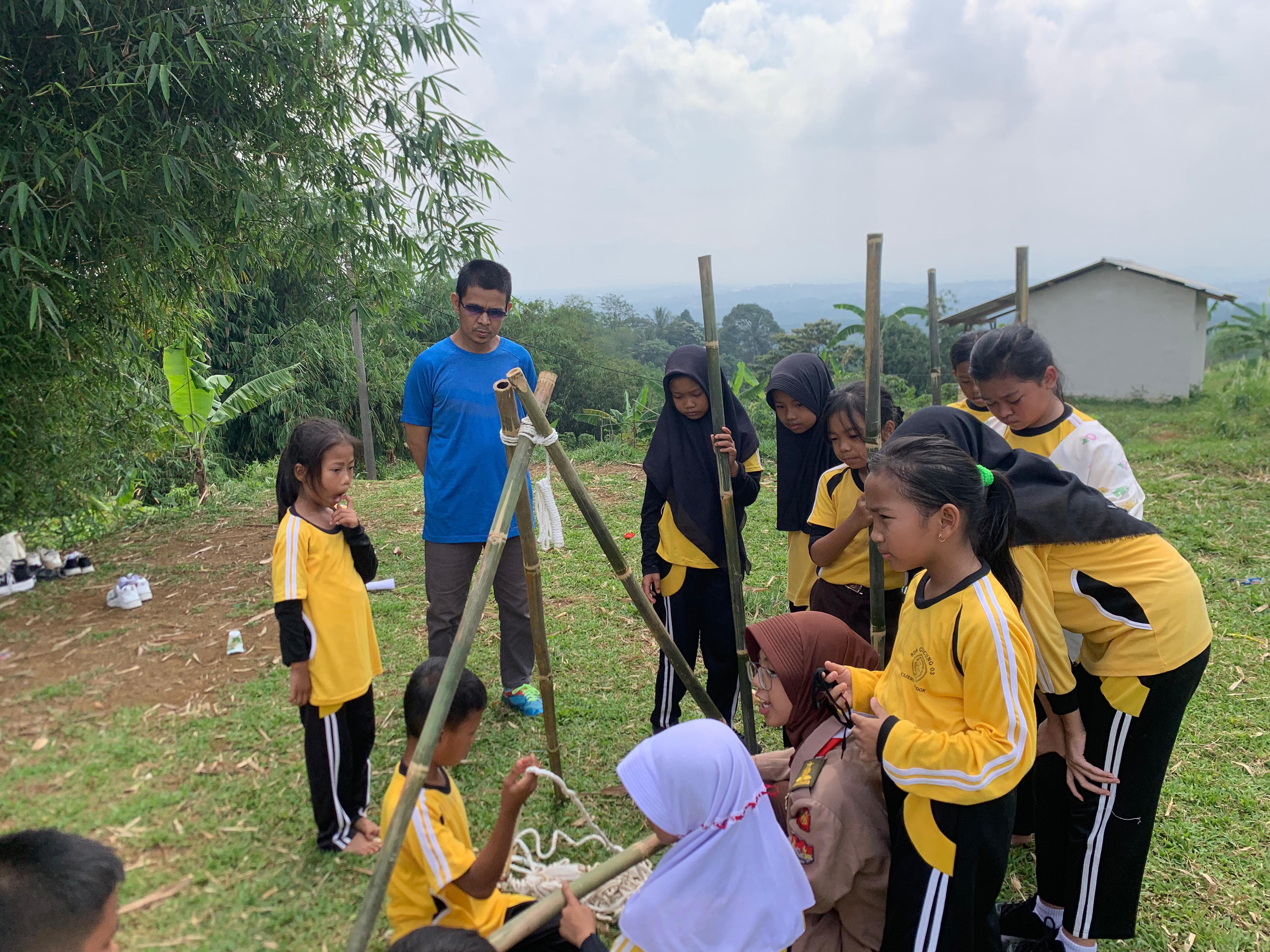 Kompak dan Terampil! Penggalang SDN Cipicung 03 Latihan Tandu dan Pionering Kaki Tiga