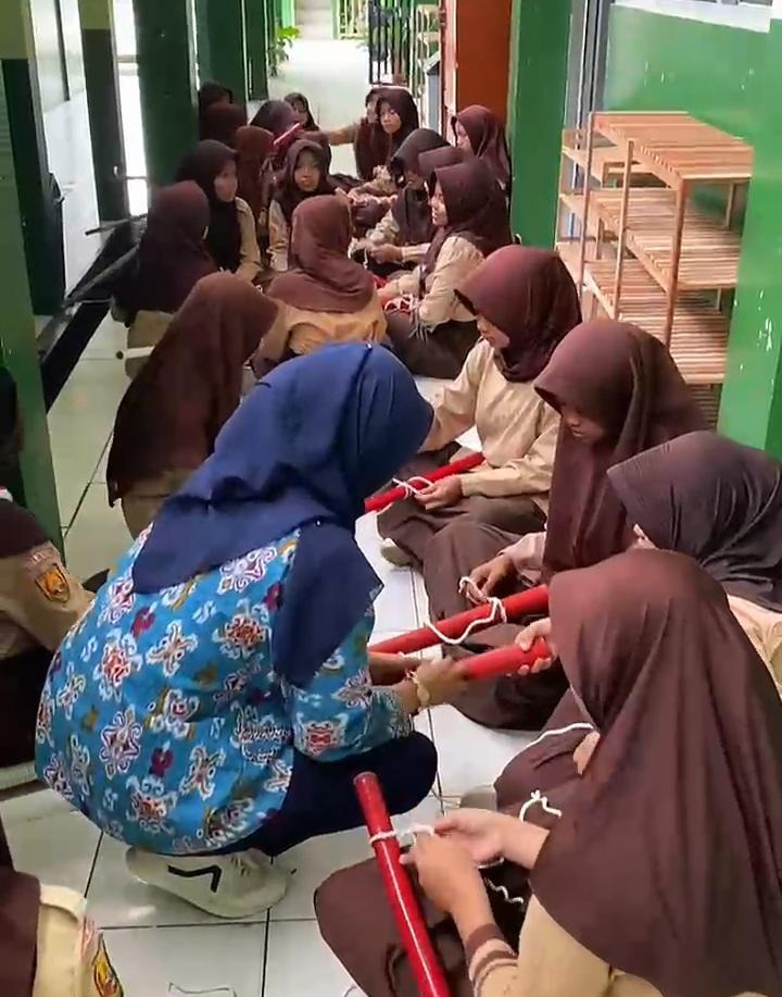 Latihan Anti Biasa! Penggalang SDN Tajurhalang 01 Asah Skill Tandu Lewat Pionering