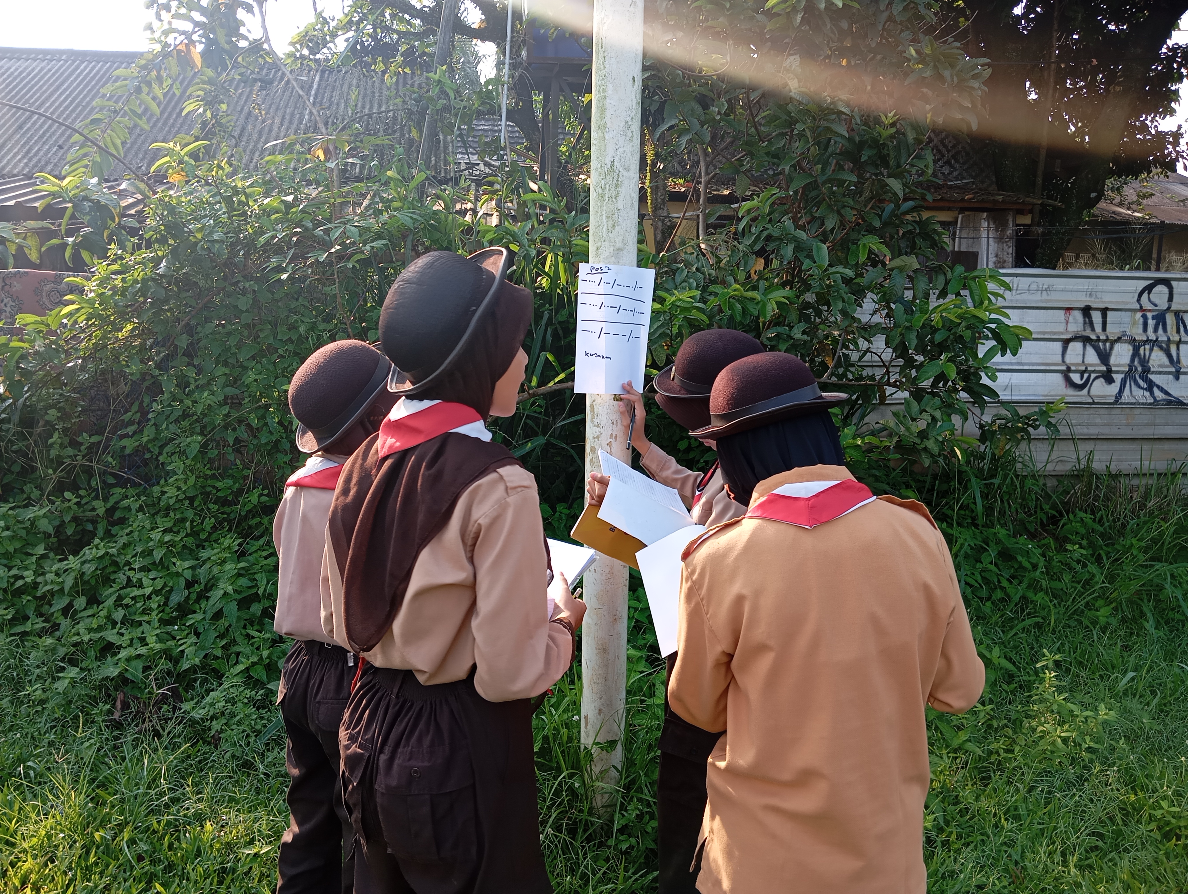 Asah Ketelitian, Pramuka MI Al Mujahidah Gelar Latihan Sandi Bertingkat