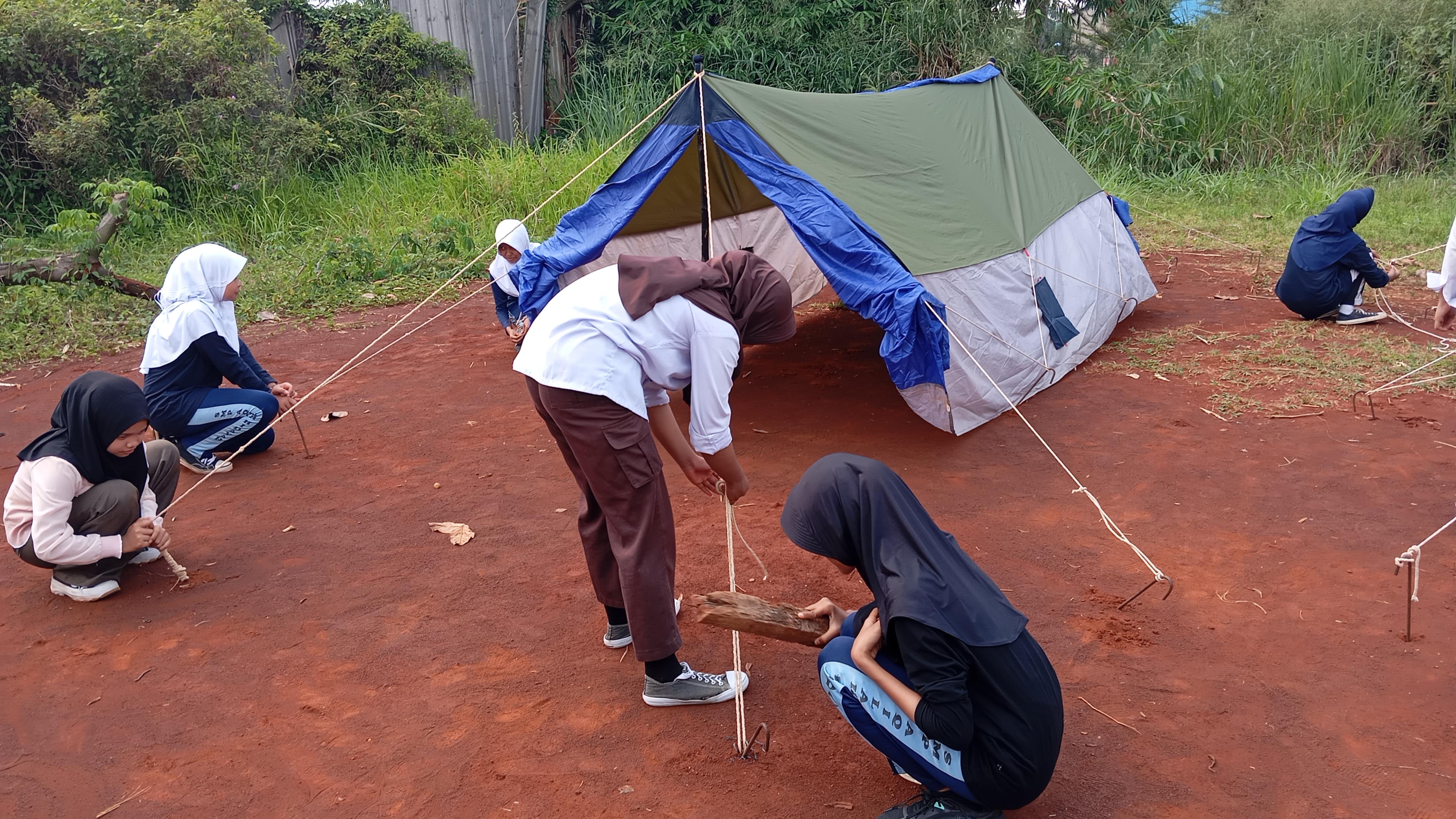 Persiapkan LT II, SMP Aqilah Hidayah dan MTs Syahid Darul Mu'minin Gelar Latihan Gabungan Pasang Tenda