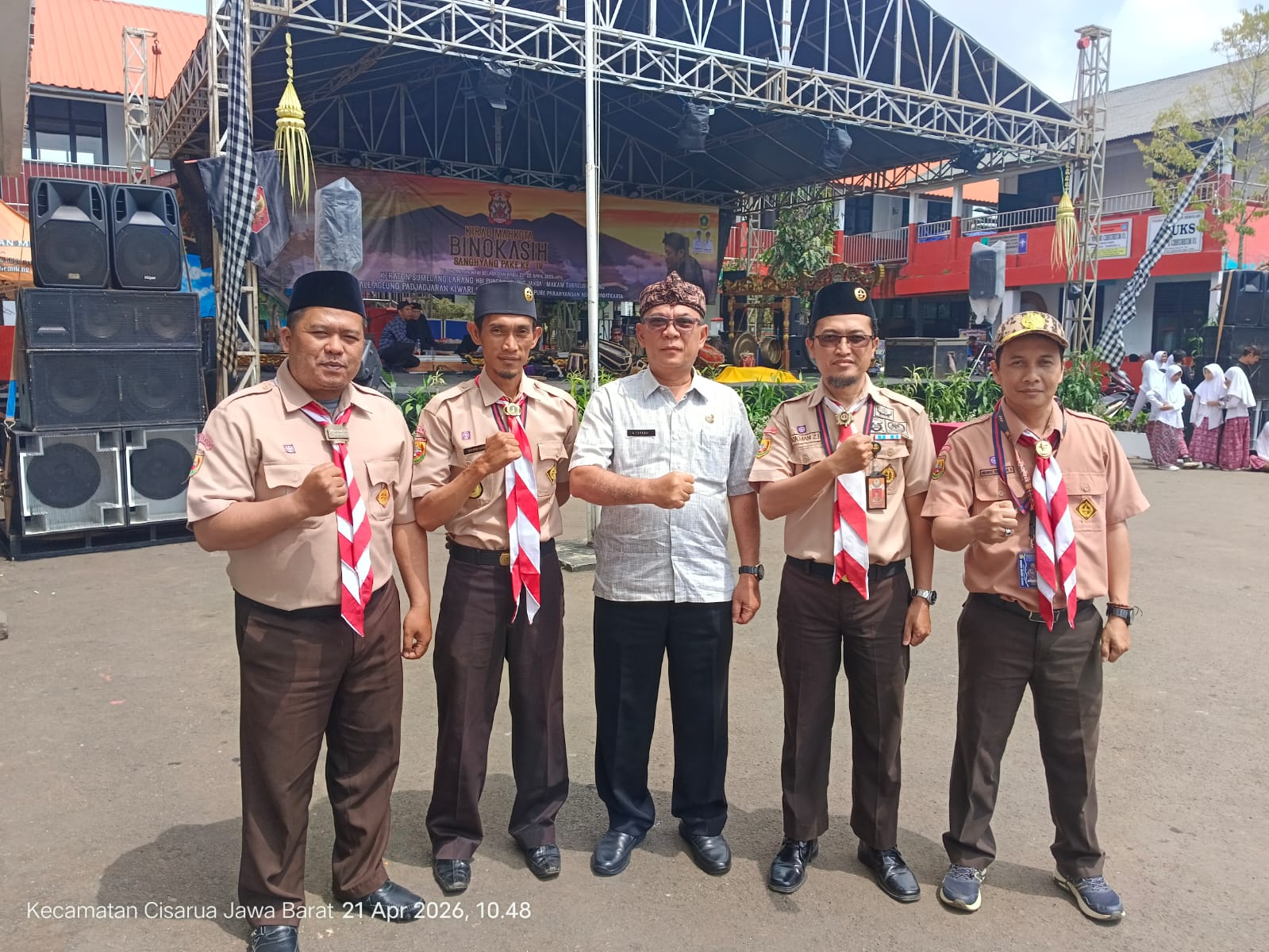 Lestarikan Budaya, Pramuka Kwarran Cisarua Kawal Kirab Mahkota Binokasih di Desa Cibeureum
