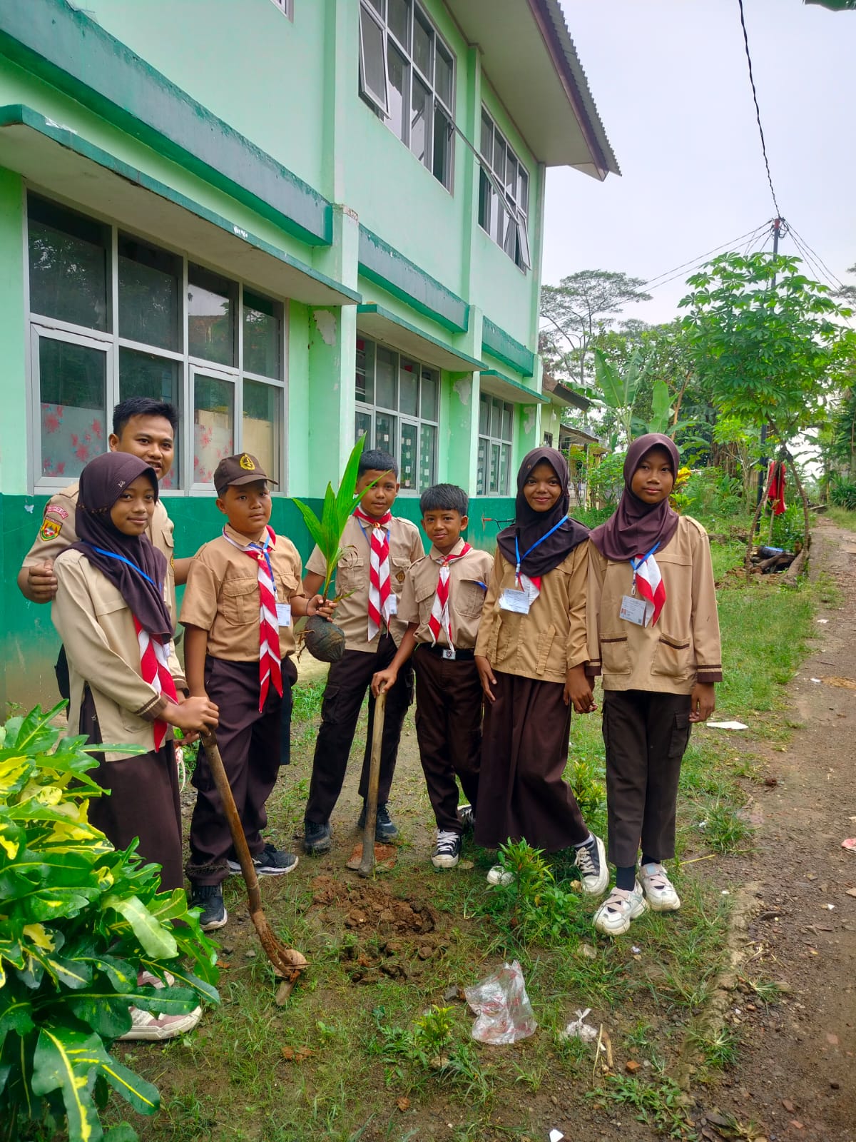 Langkah Kecil, Dampak Besar! Siswa SDN Rabak 02 Sukseskan Gerakan 50.000 Kelapa Kwarcab Kabupaten Bogor