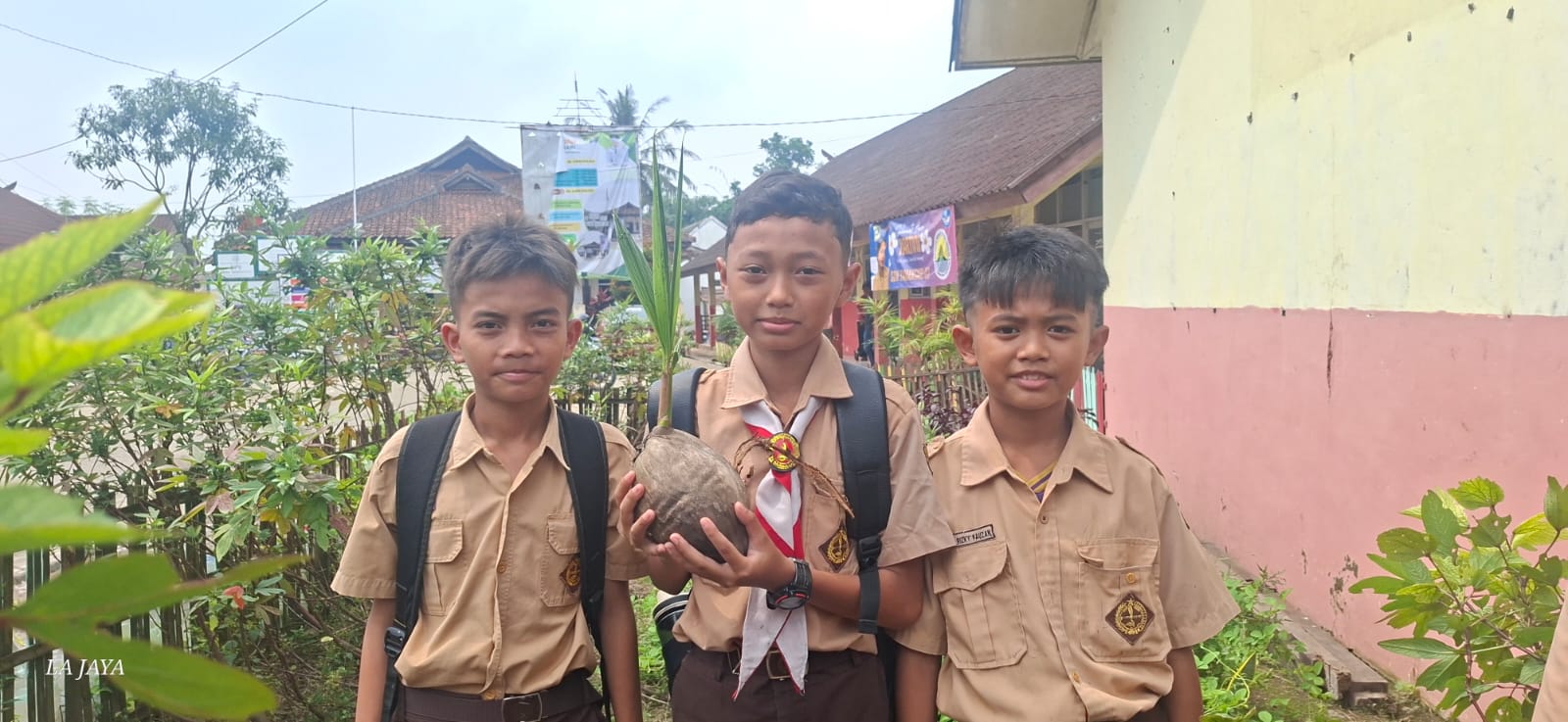 Gerakan Hijau Menggema! Penggalang SDN Tamansari 02 Tanam Kelapa untuk Masa Depan Bogor